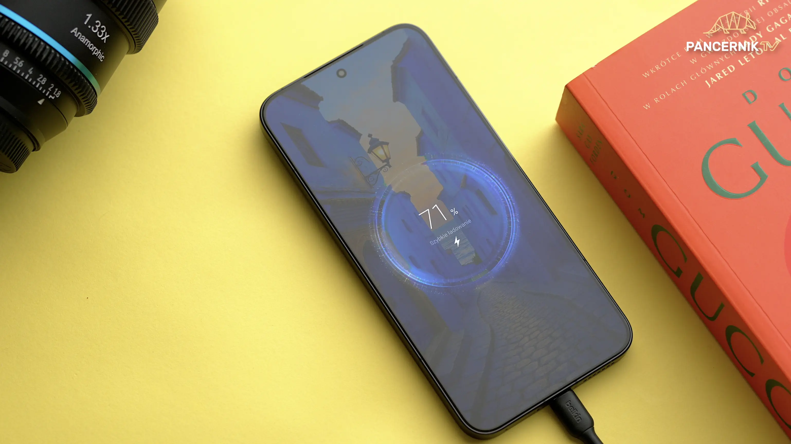 Smartfon Xiaomi podłączony do szybkiej ładowarki sieciowej o dużej mocy, pokazujący procentowy stan naładowania baterii.