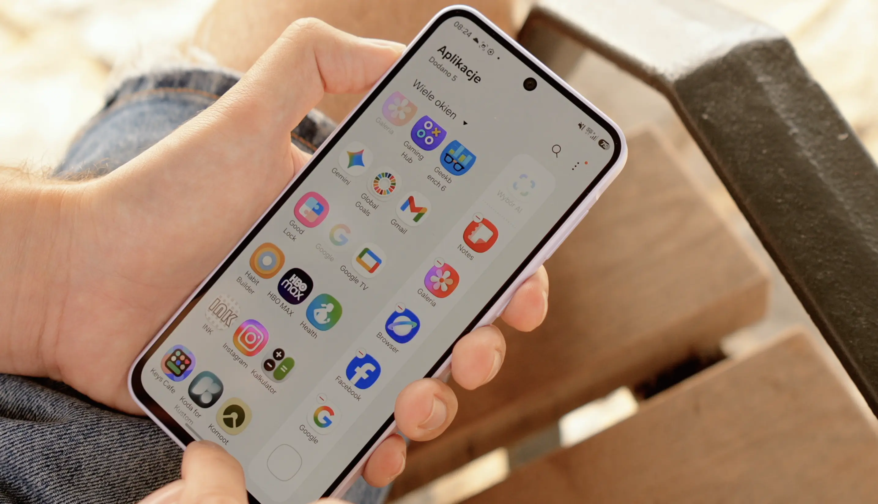 Wyświetlacz telefonu Samsung pokazujący nadmiar aplikacji.