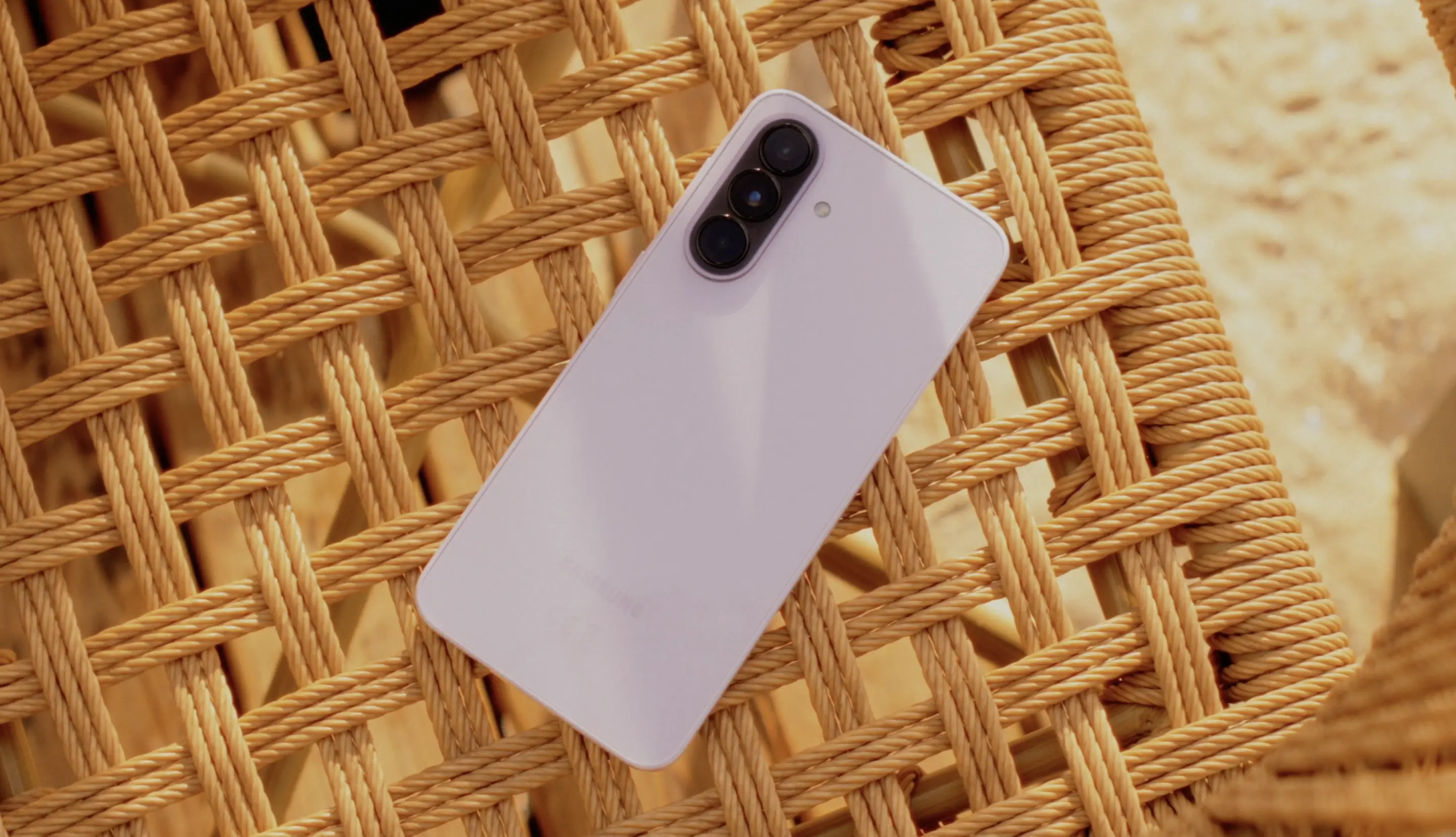 Smartfon Galaxy A37 prezentujący obudowę.