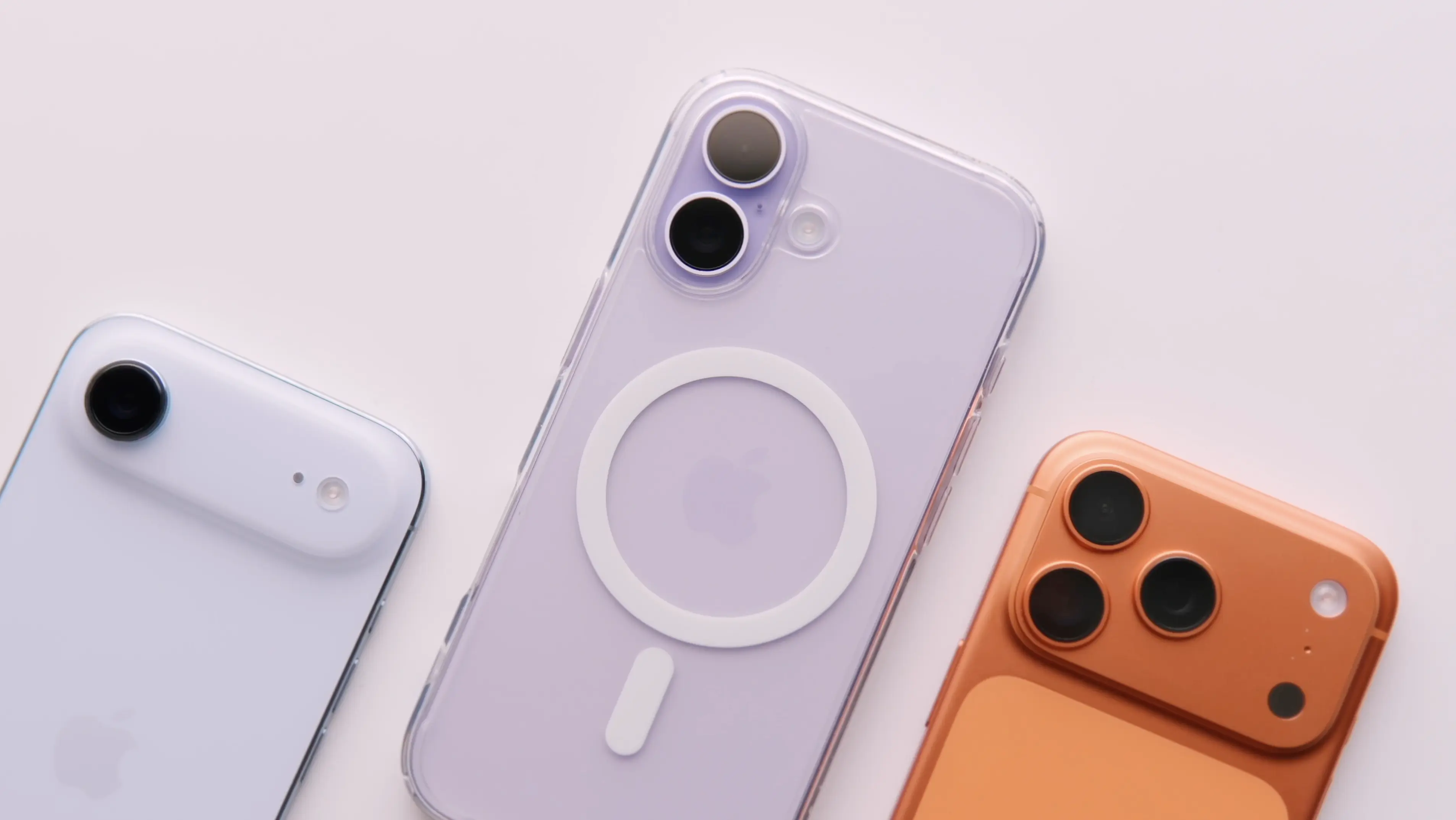 Smartfon iPhone w ochronnym przezroczystym etui.