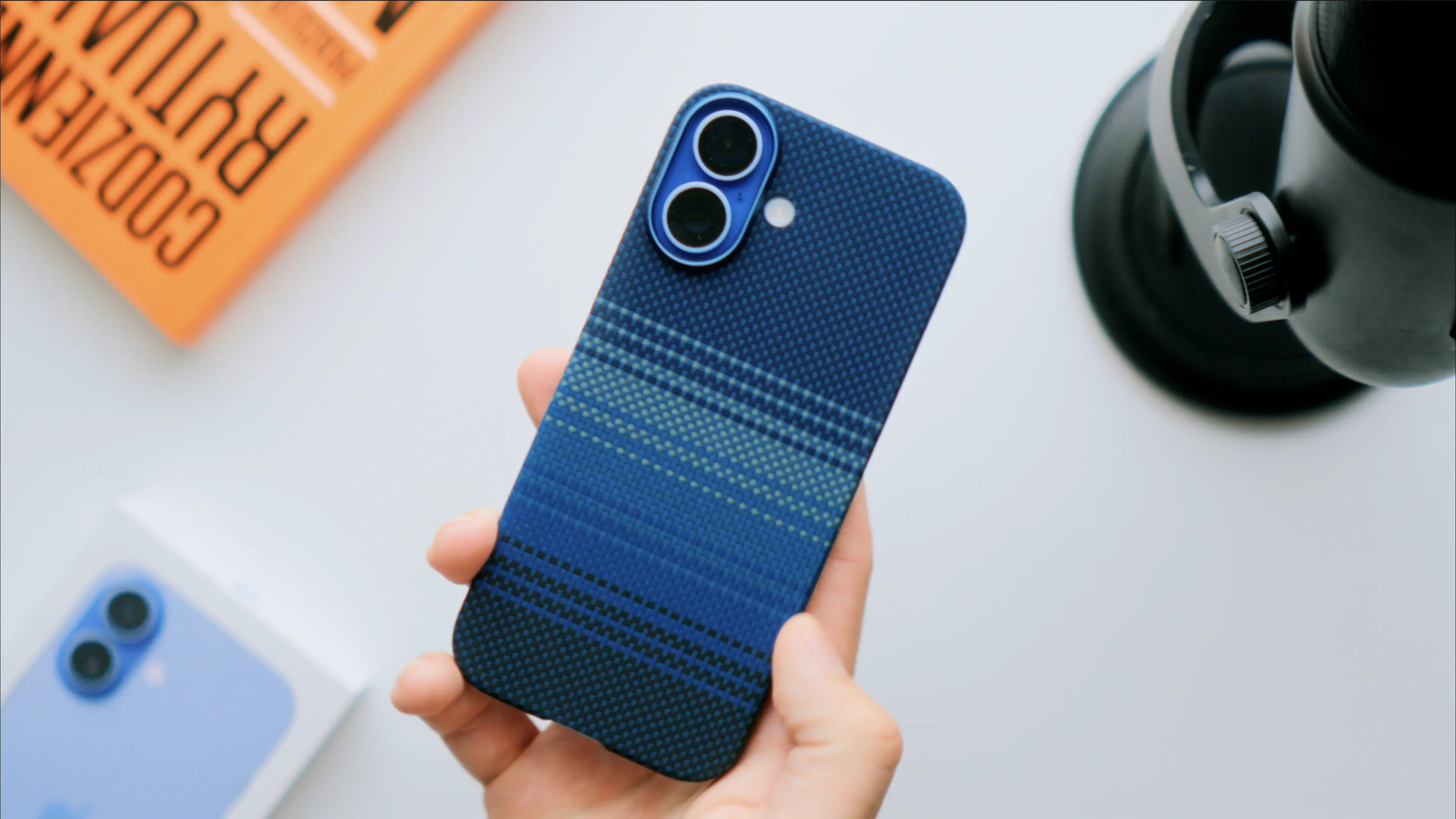 Cienkie etui aramidowe marki Pitaka założone na smukłą obudowę smartfona iPhone 17.