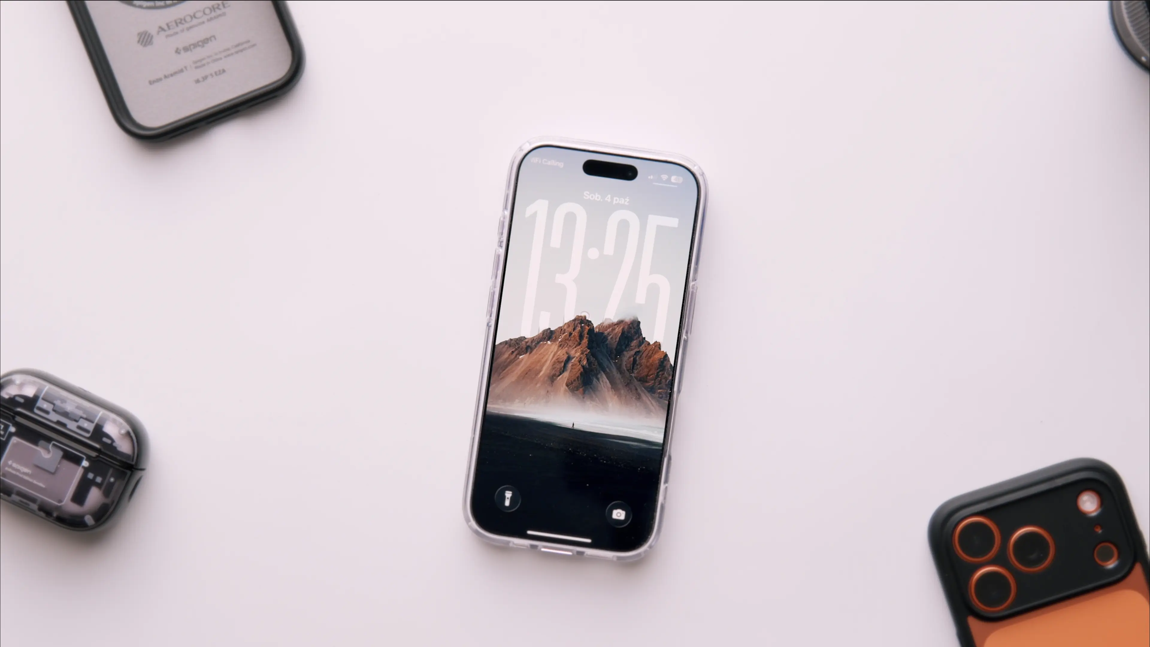 Ekran iPhone'a z włączonym systemem iOS 27 wyświetlającym przezroczyste efekty wizualne płynnego szkła.