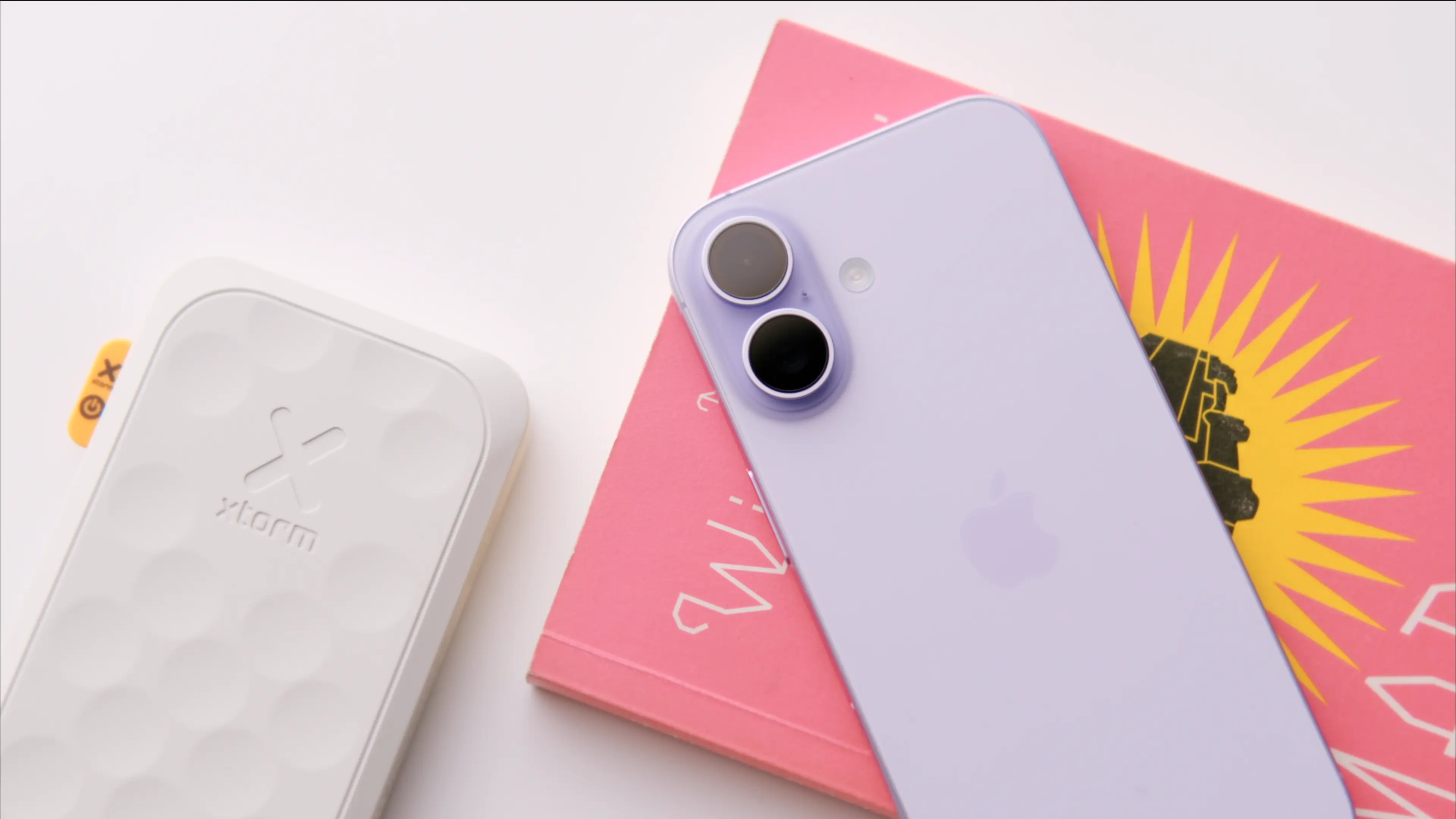 Nowy smartfon Apple iPhone 17 w pastelowym kolorze leżący na stole.