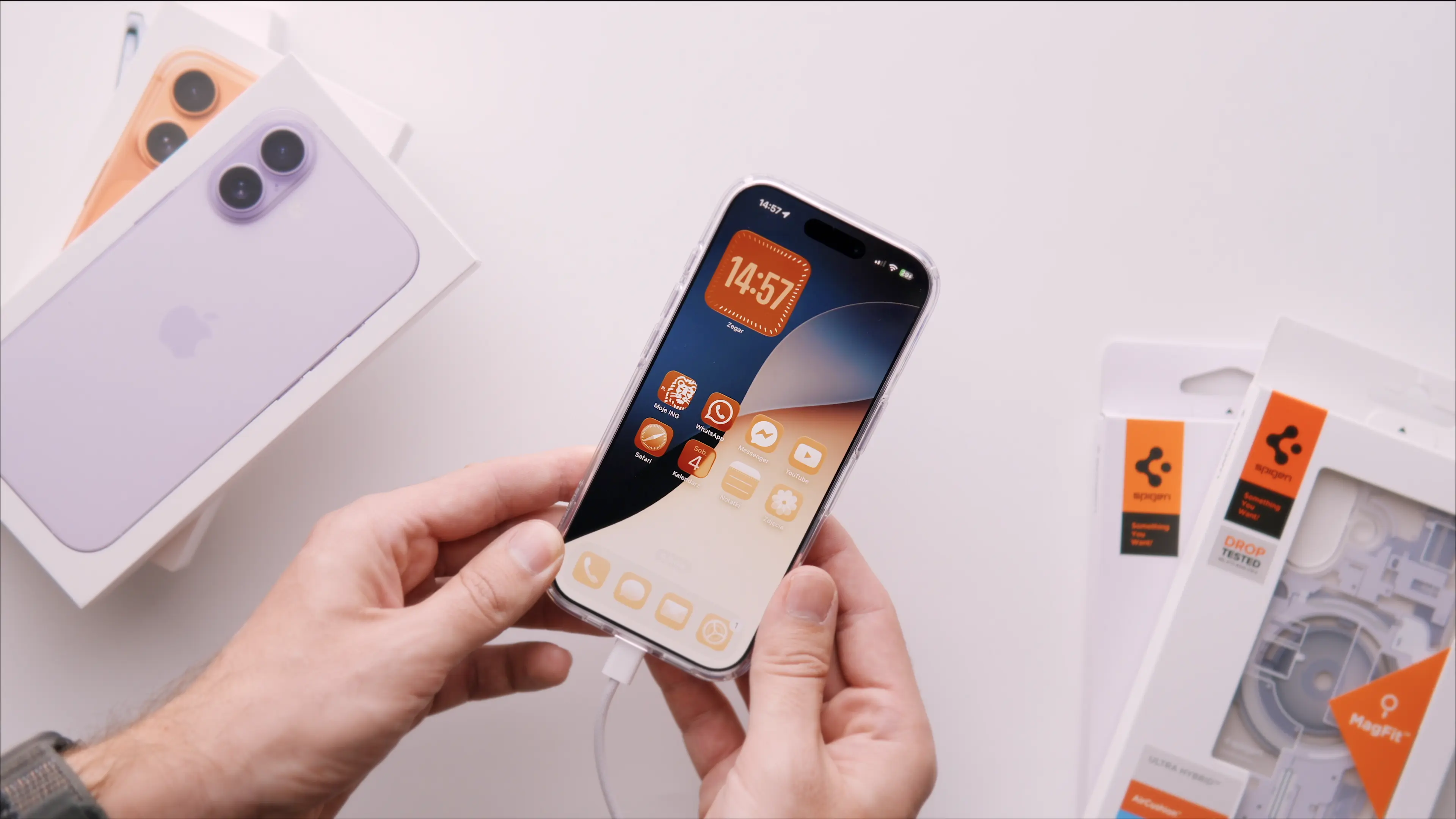 Kompaktowa szybka ładowarka sieciowa USB-C o mocy 40W zasilająca iPhone'a 17