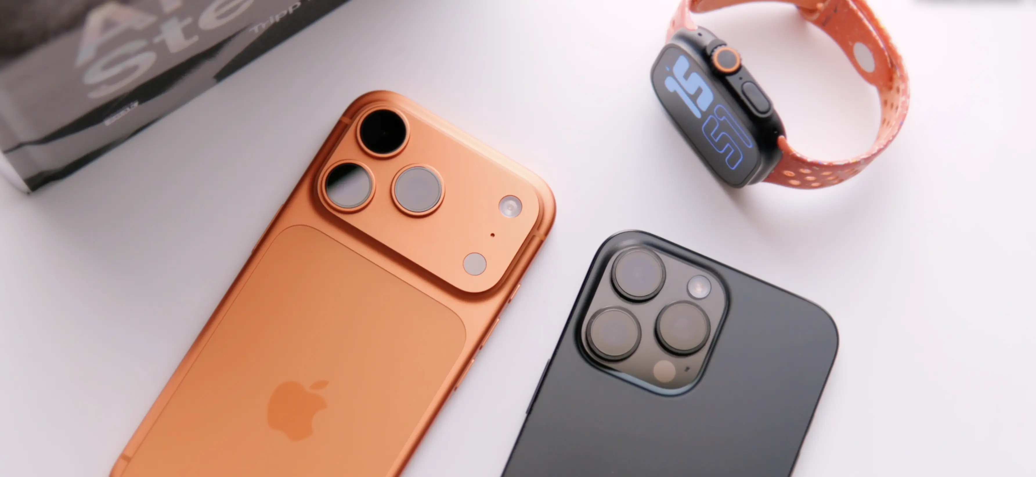 Dwa smartfony iPhone ułożone obok siebie prezentujące wysoką jakość wykonania.