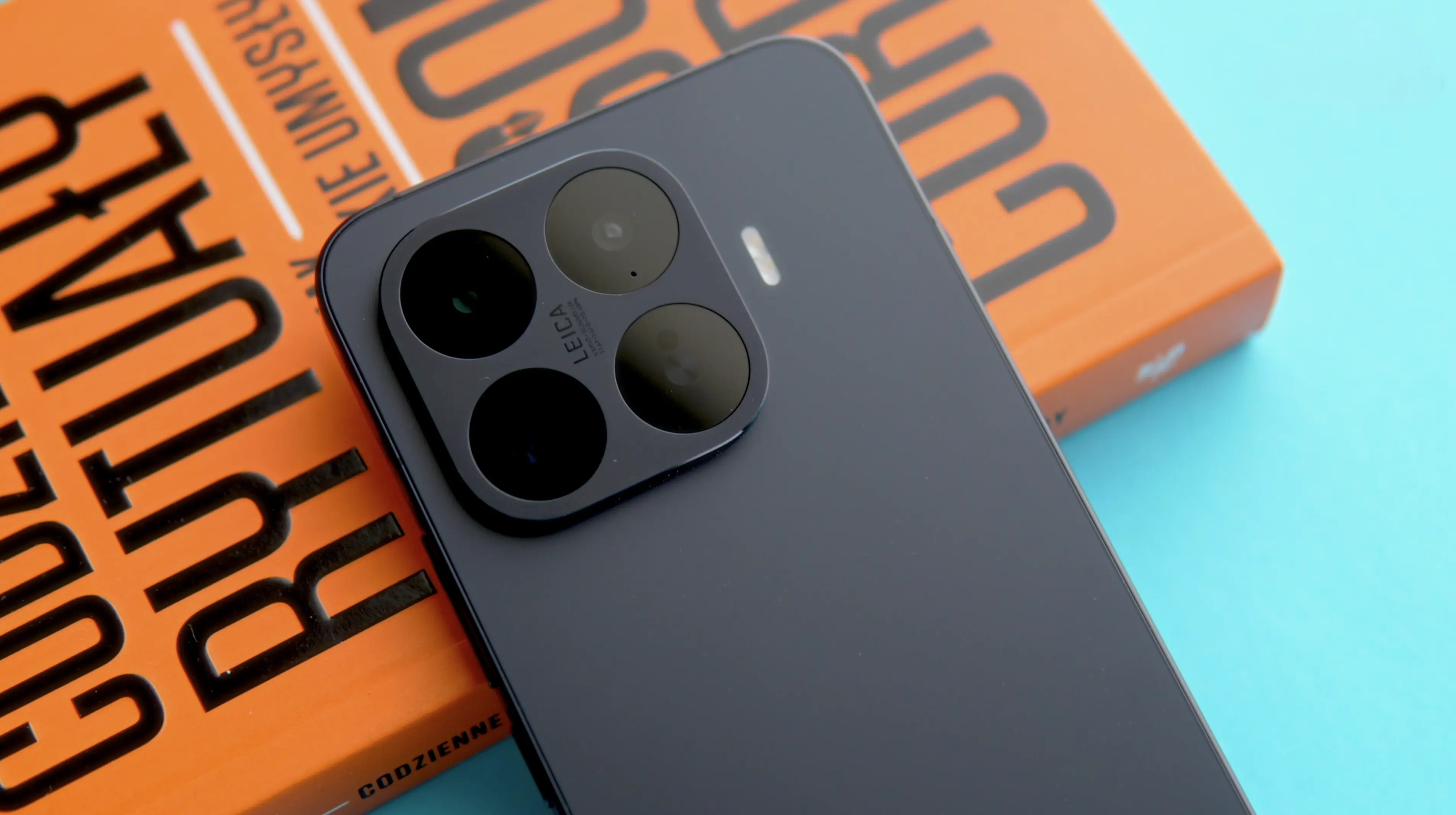 Telefon Xiaomi leżący pośród rzeczy codziennego użytku.