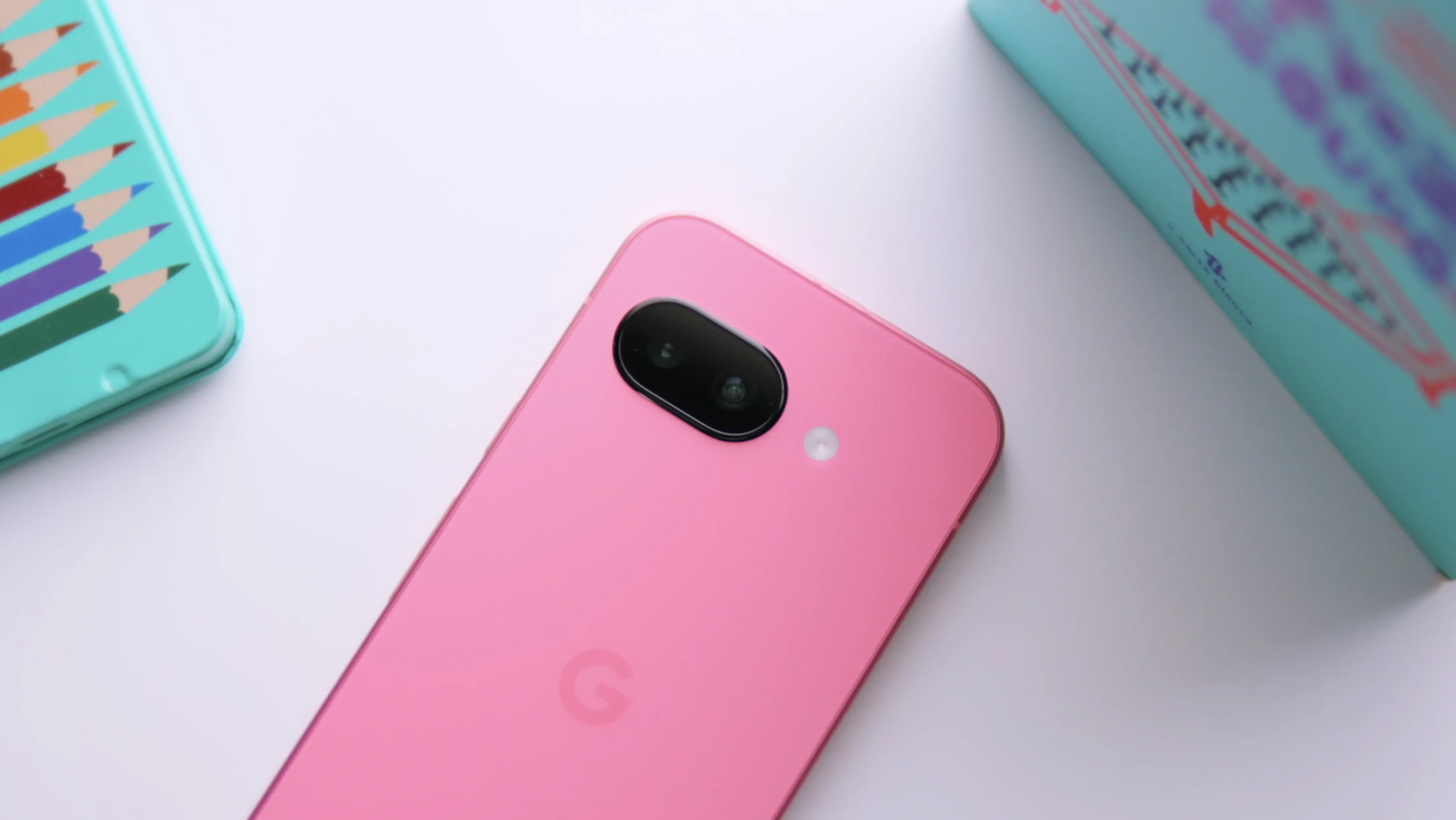 Smartfon Google Pixel 9a w pastelowym kolorze prezentujący minimalistyczny tył obudowy.