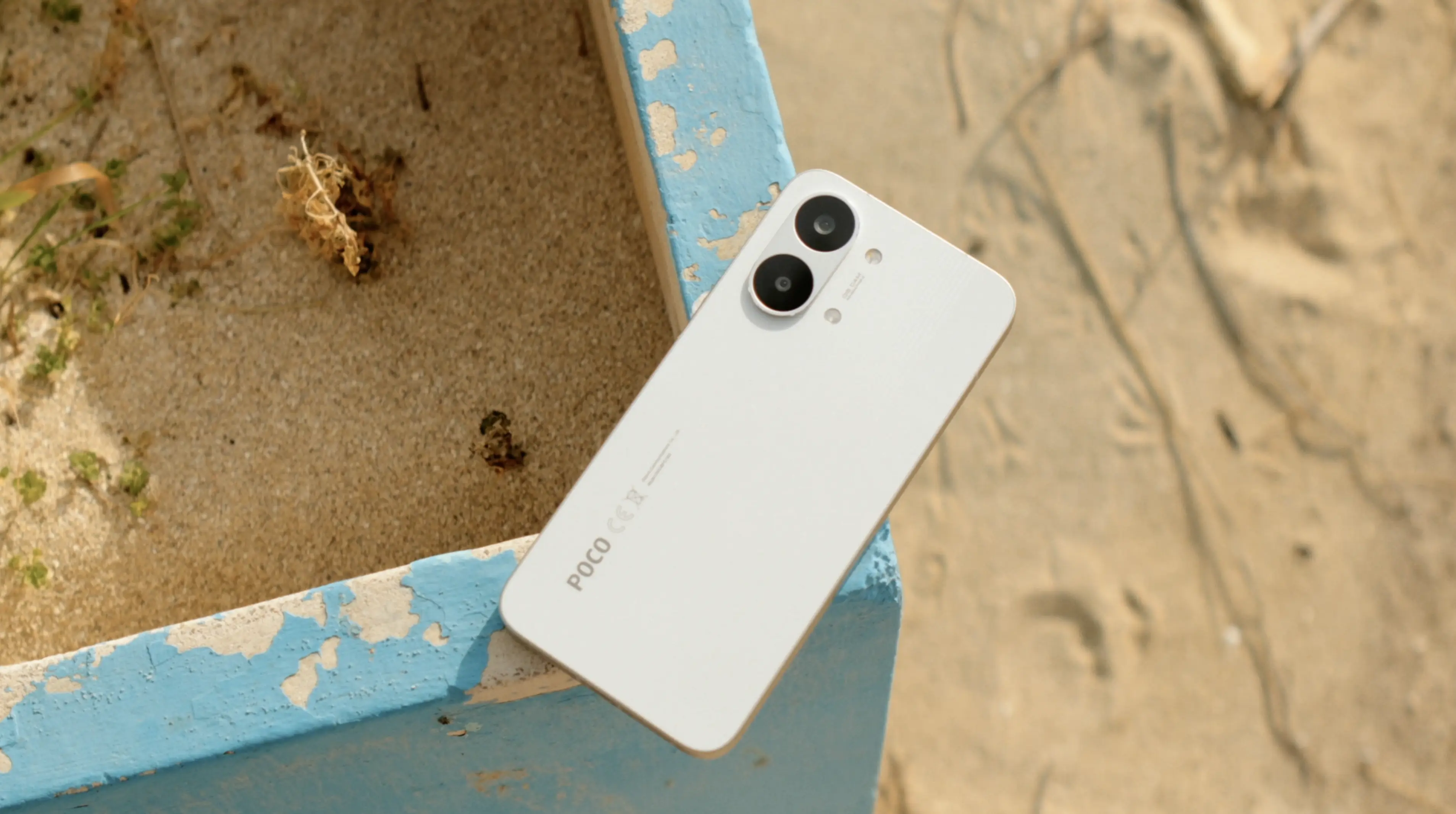 Poco X8 Pro Max w pozycji leżącej ukazującej obudowę.