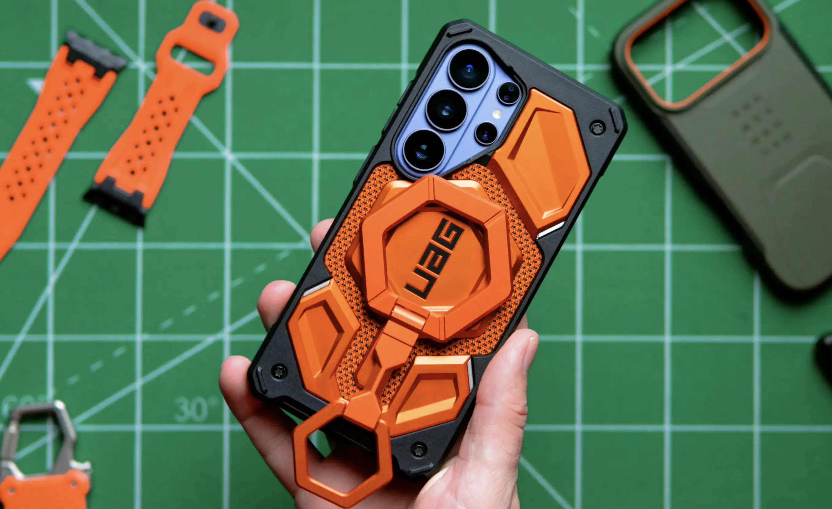 Pancerne etui marki Urban Armor Gear (UAG) założone na obudowę smartfona Samsung Galaxy S26 Ultra.