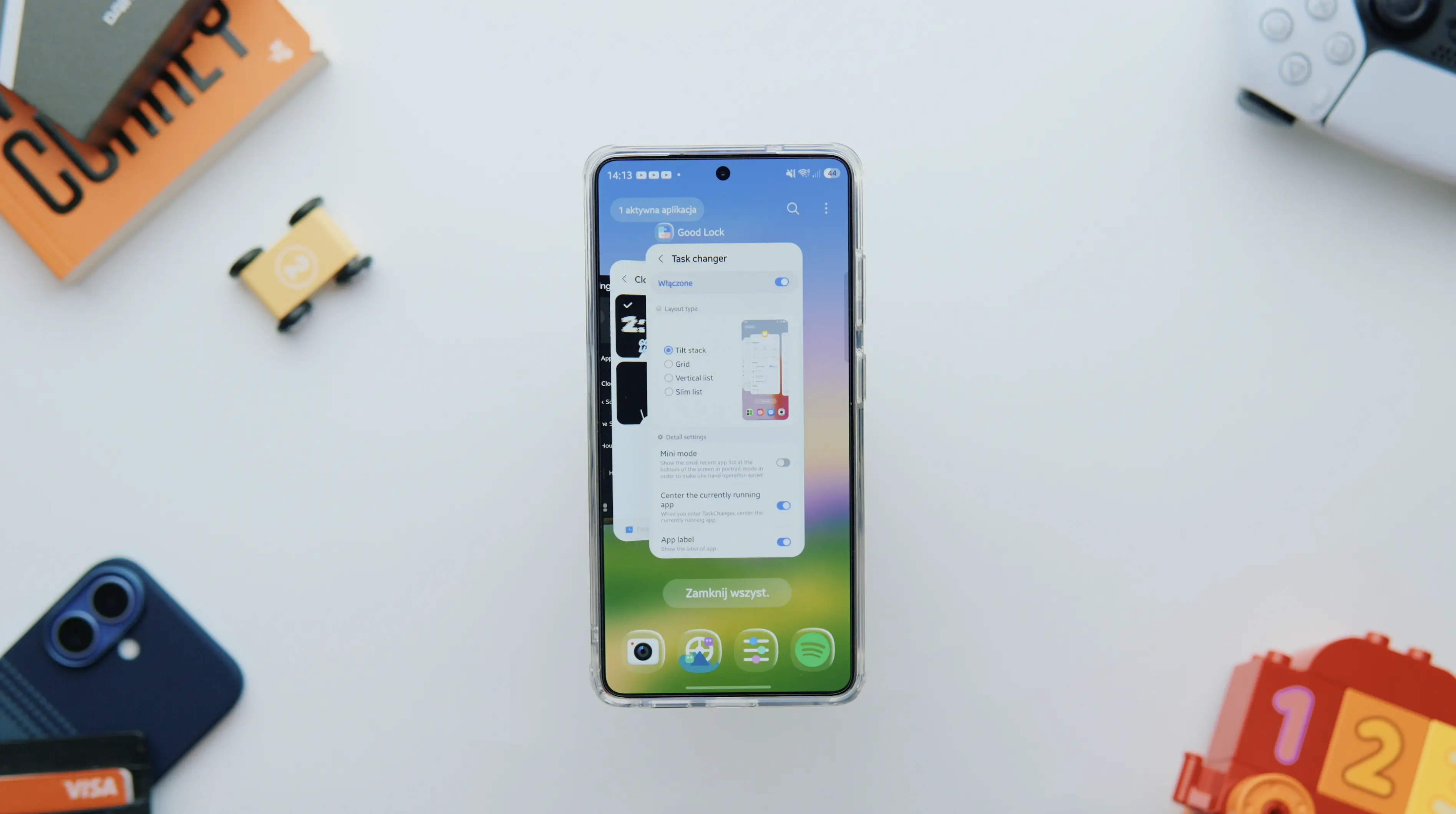 Menu wielozadaniowości w smartfonie Samsung z widocznym ułożeniem otwartych kart w stylu Tilt Stack.