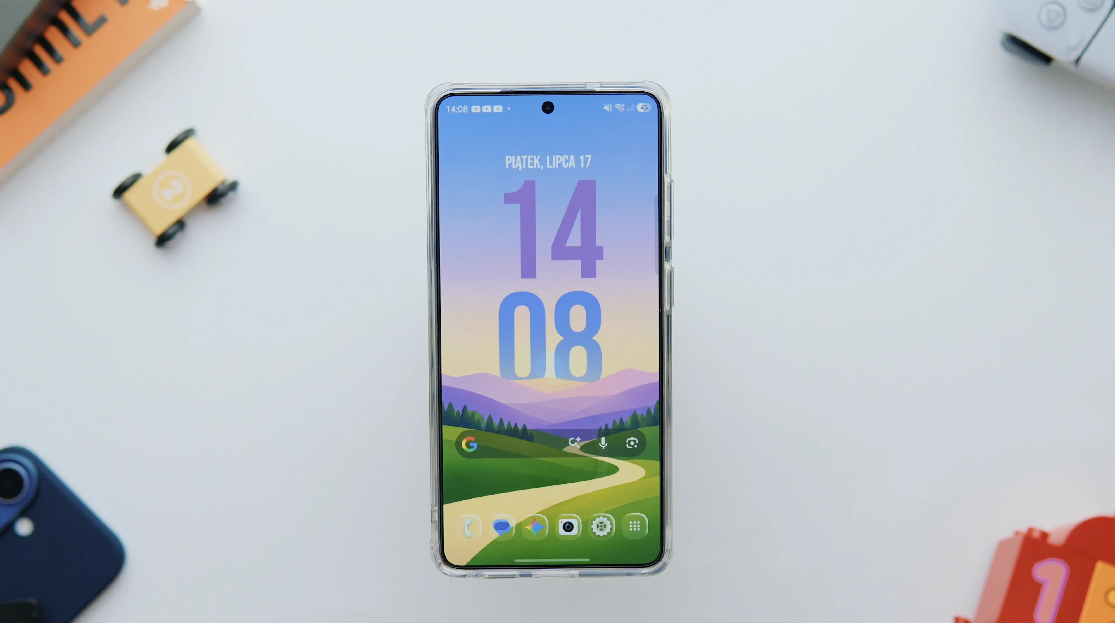 Flagowy smartfon Samsung Galaxy S26 Ultra z wyświetlonym spersonalizowanym i nowoczesnym ekranem głównym.