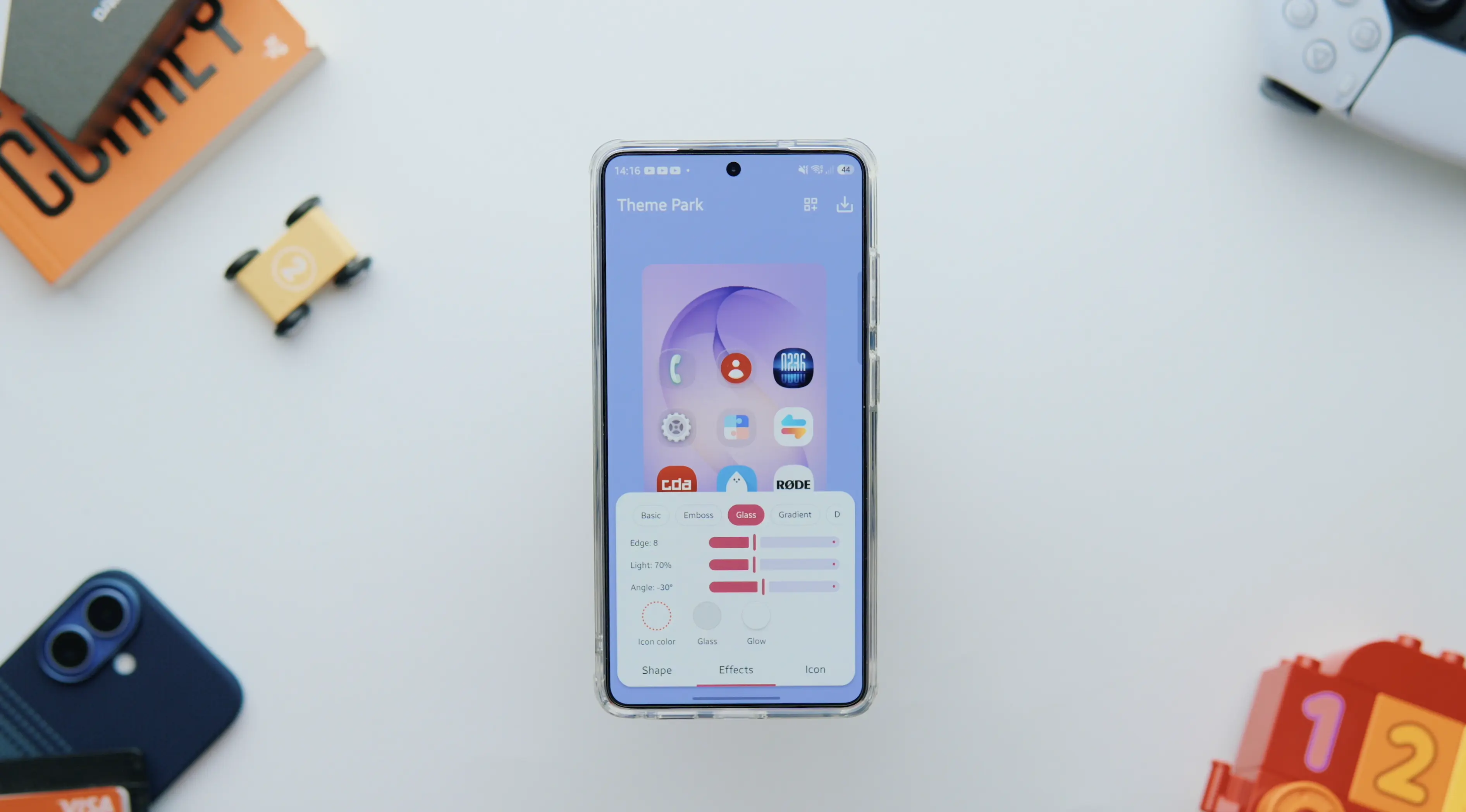 Interfejs aplikacji Theme Park na ekranie Samsunga pokazujący proces nakładania szklanego efektu na ikony aplikacji.
