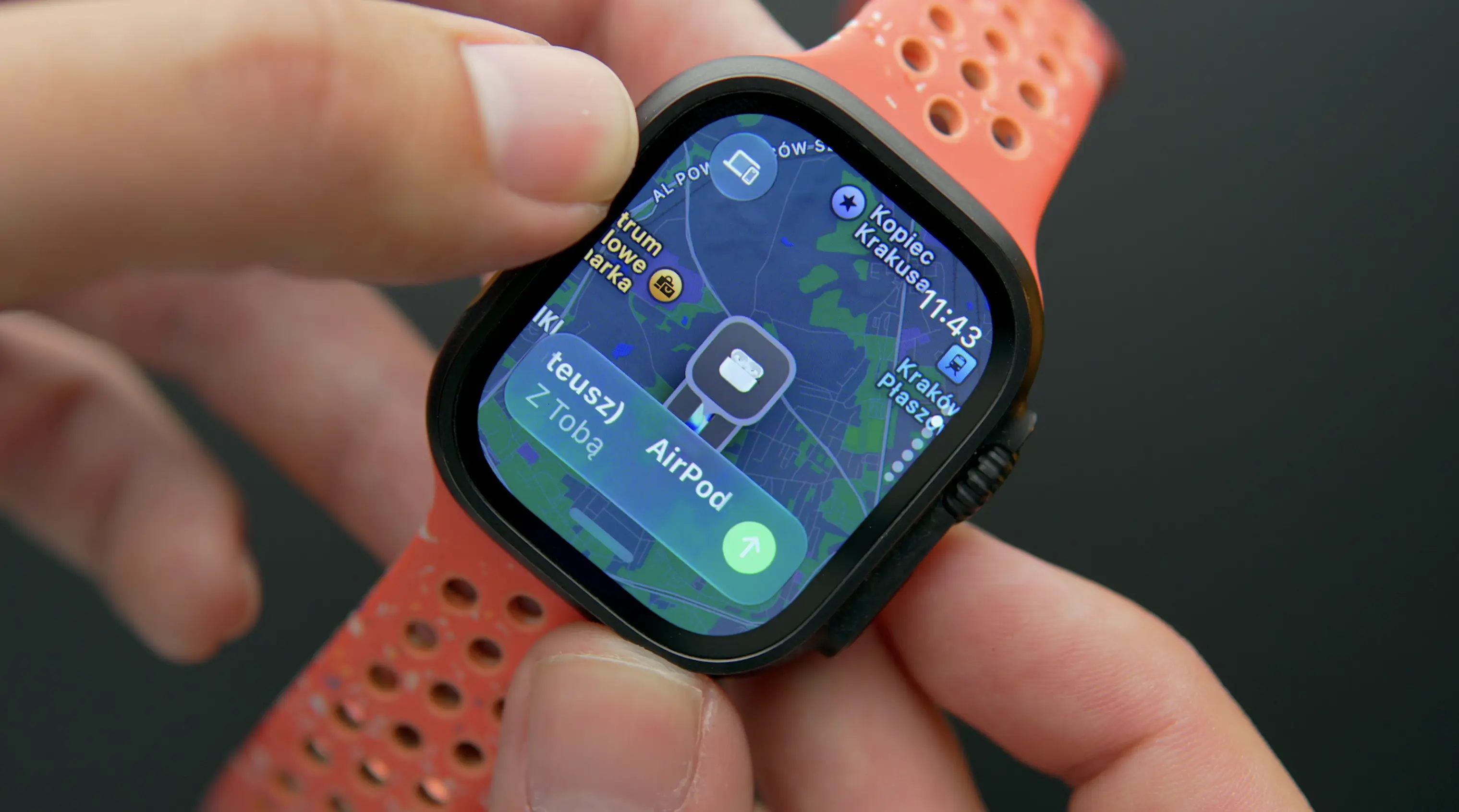 Ekran Apple Watch z uruchomioną nową, zintegrowaną aplikacją Znajdź wyświetlającą mapę i lokalizację przedmiotów.