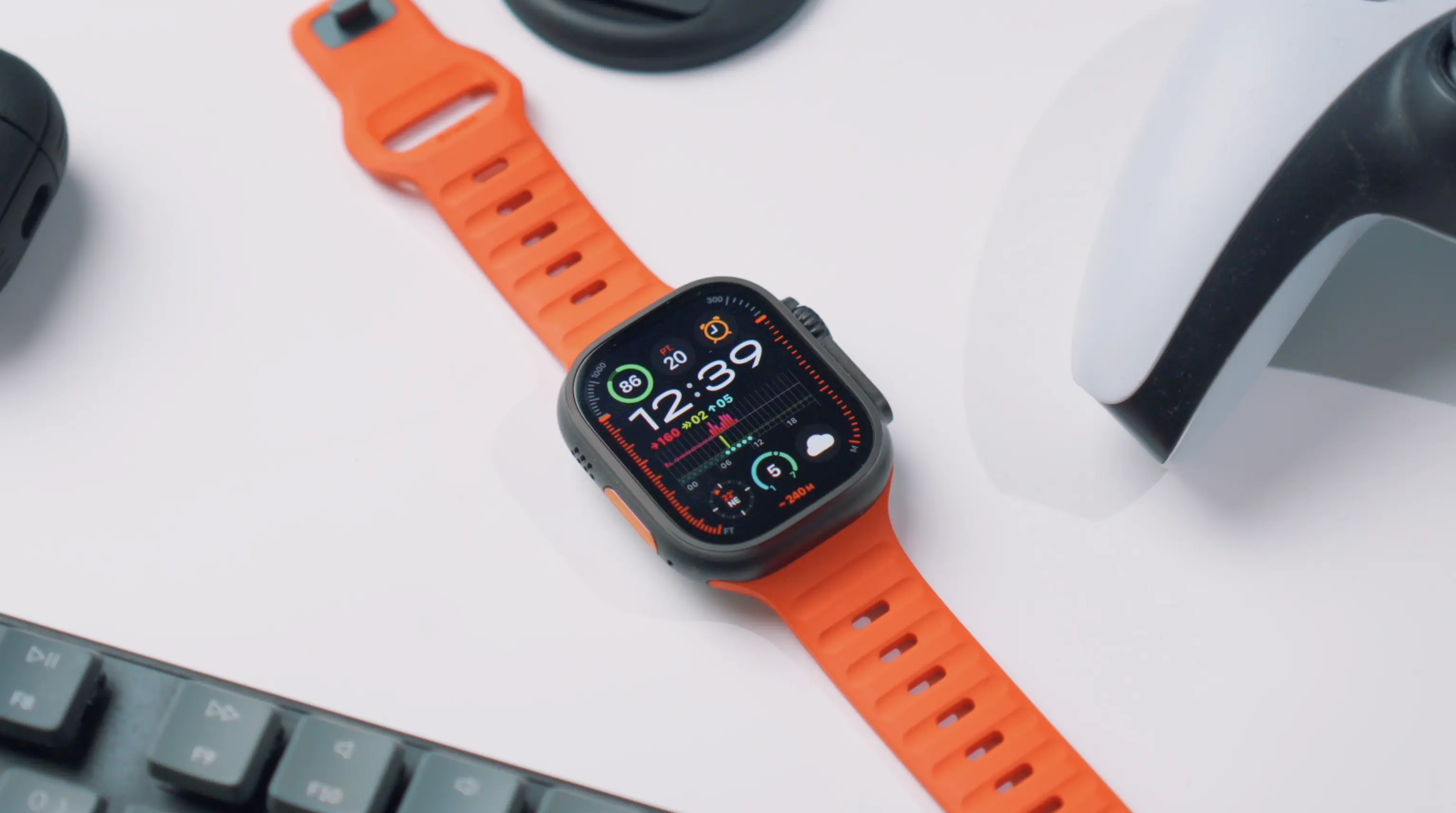 Wytrzymałe etui ochronne z podwyższonym rantem oraz sportowy pasek zamontowane na zegarku Apple Watch Ultra.