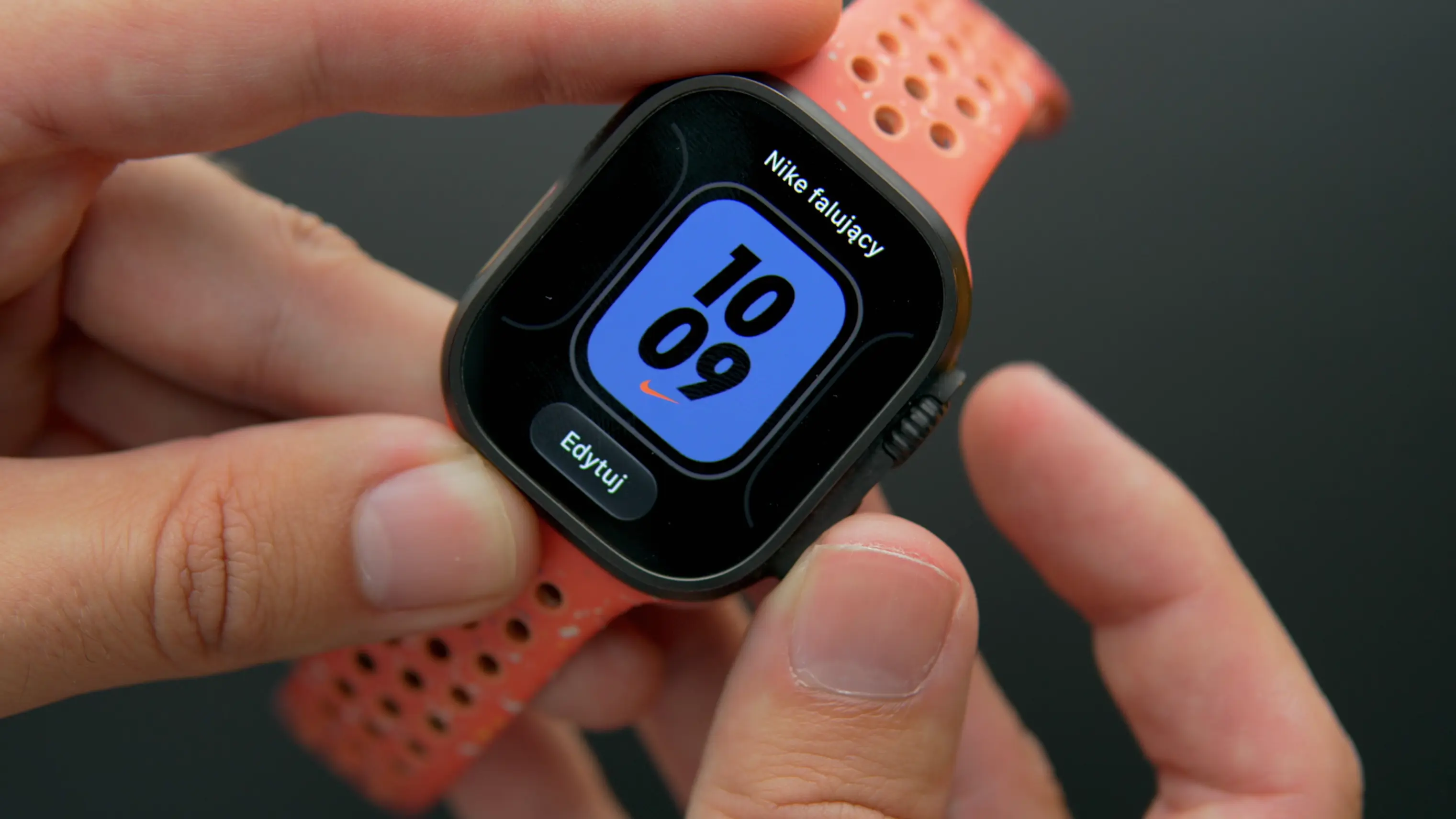 Zbliżenie na tarczę Apple Watch, na której widoczny jest proces konfiguracji i zmiany motywów graficznych.
