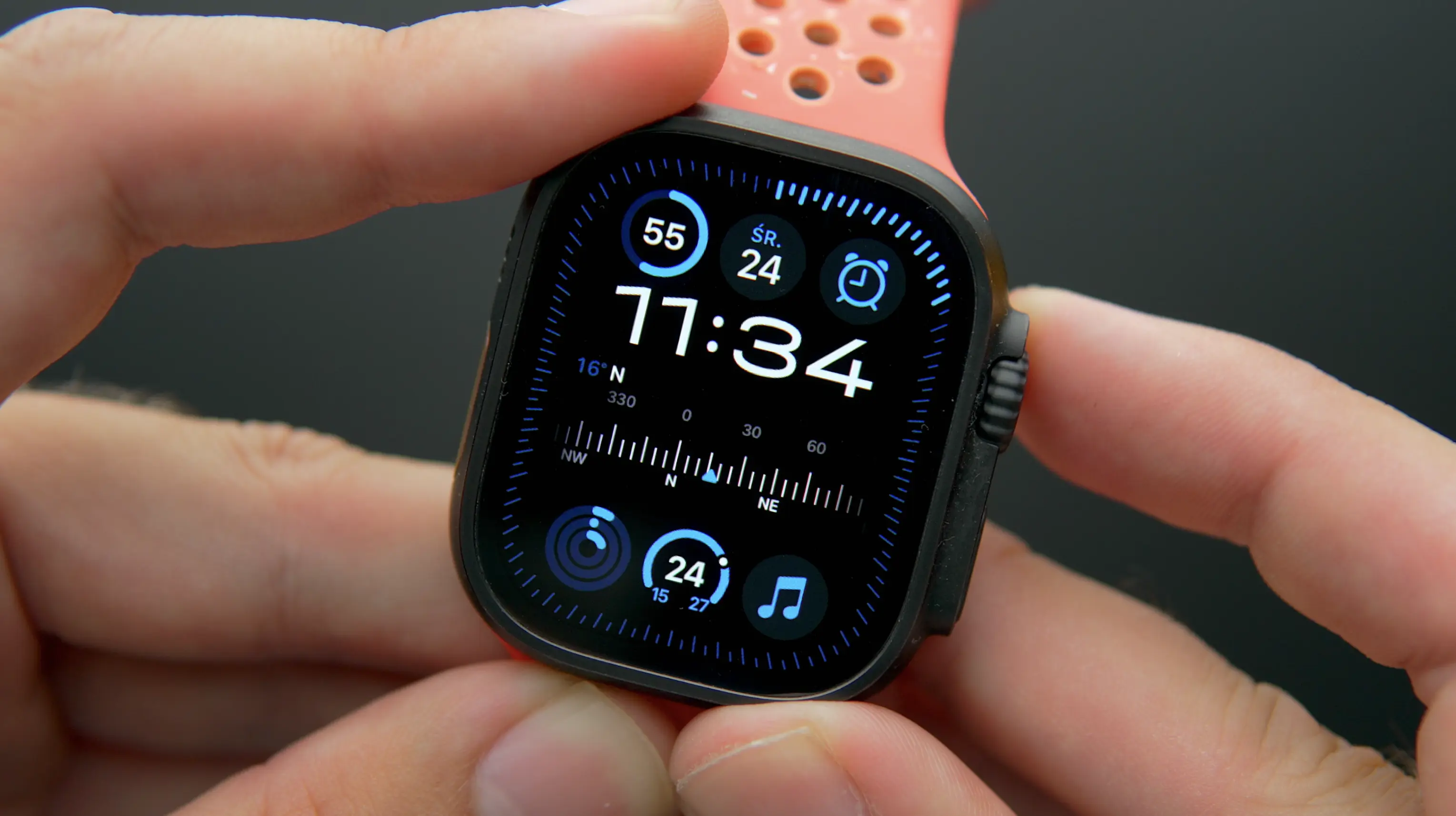 Smartwatch Apple Watch z włączonym interfejsem najnowszego systemu operacyjnego watchOS 27 na nadgarstku.