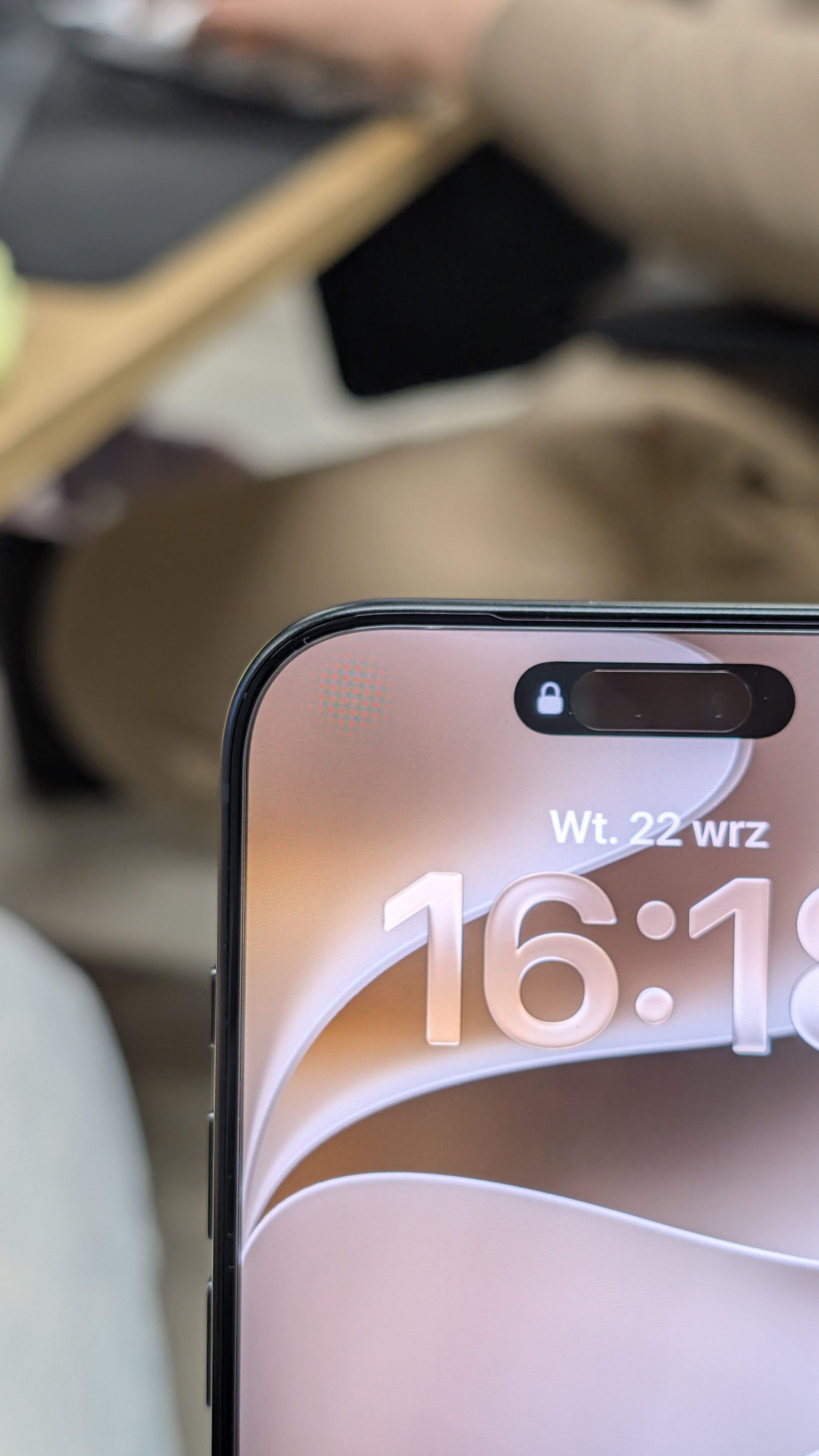 Czujnik Face ID pod ekranem iPhone 18 Pro ze szkłem prywatyzującym