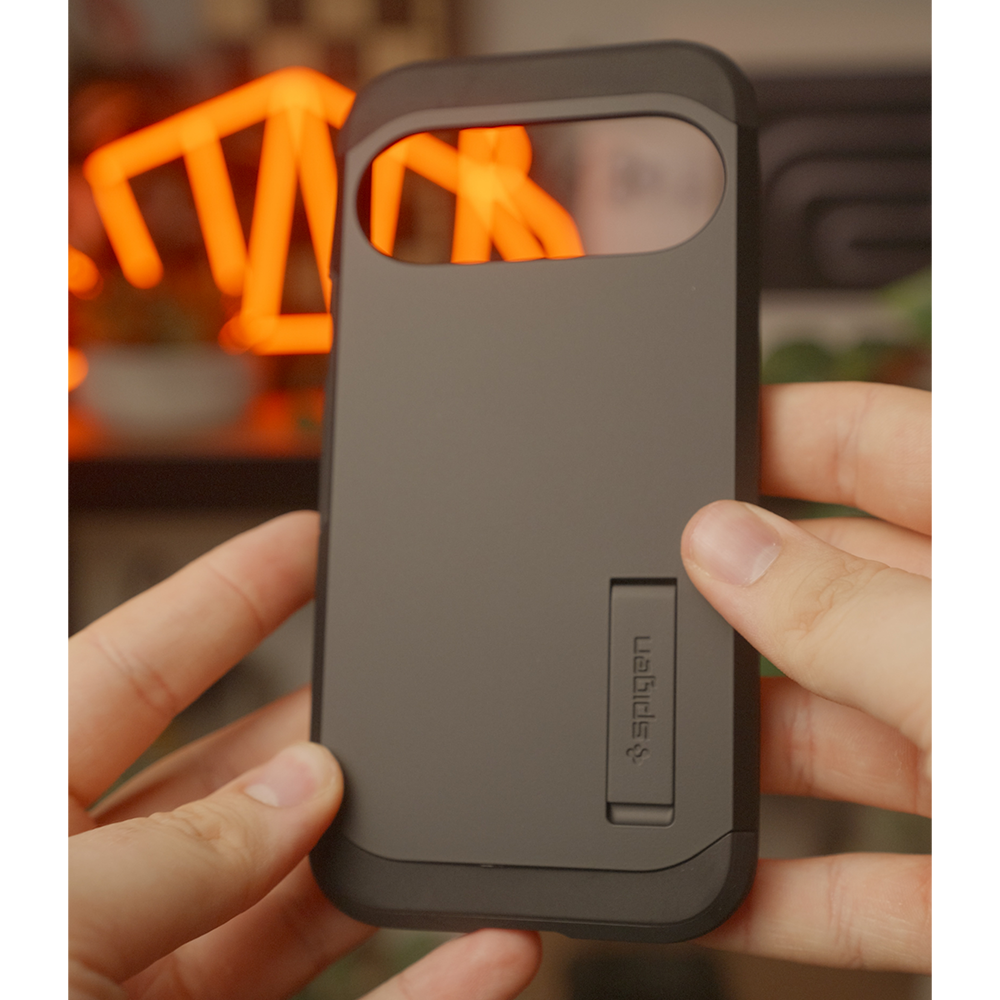 Etui przedstawiające obudowę Spigen Tough Armor na smartfona Pixel 11