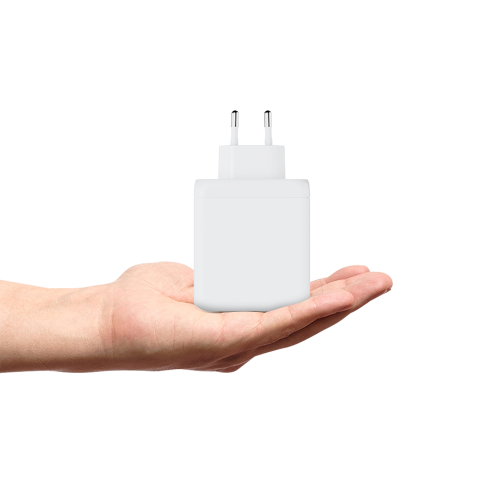 Xtorm Fast Charger GaN2 Ultra - 3 porty USB, w tym USB-C 100W i USB-A 30W. Idealna do laptopów i smartfonów.