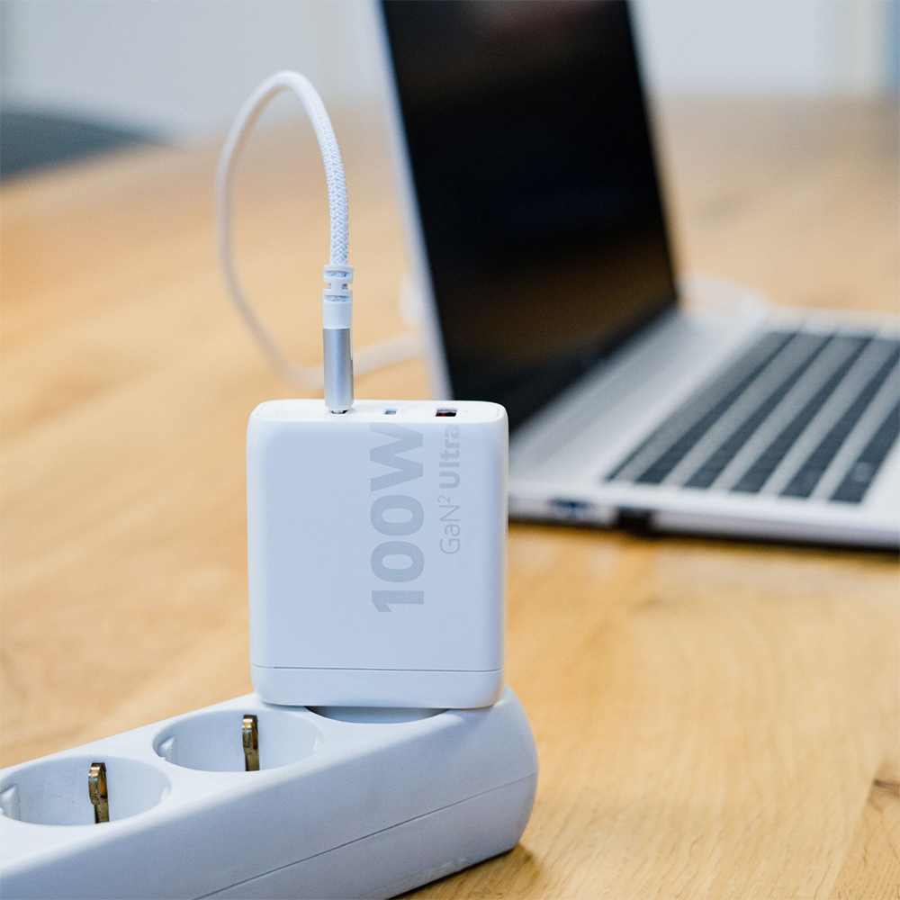 Xtorm Fast Charger GaN2 Ultra - zaawansowane zabezpieczenia przed przegrzaniem, zwarciem i przeciążeniem. Bezpieczne ładowanie laptopów i smartfonów.
