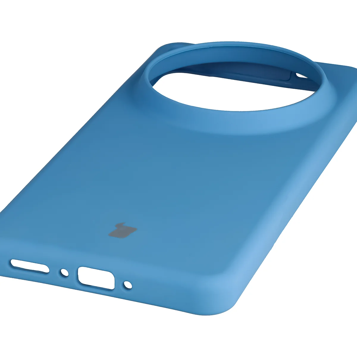 Zbliżenie na precyzyjne wycięcia i możliwość ładowania indukcyjnego w etui Bizon Soft Case do Vivo X300 Ultra