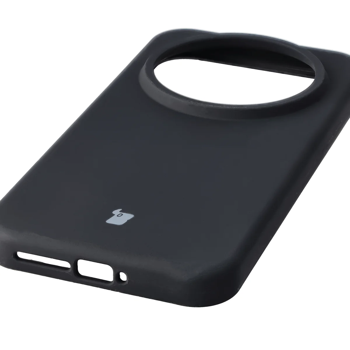 Zbliżenie na precyzyjne wycięcia i możliwość ładowania indukcyjnego w etui Bizon Soft Case do Xiaomi 17 Ultra