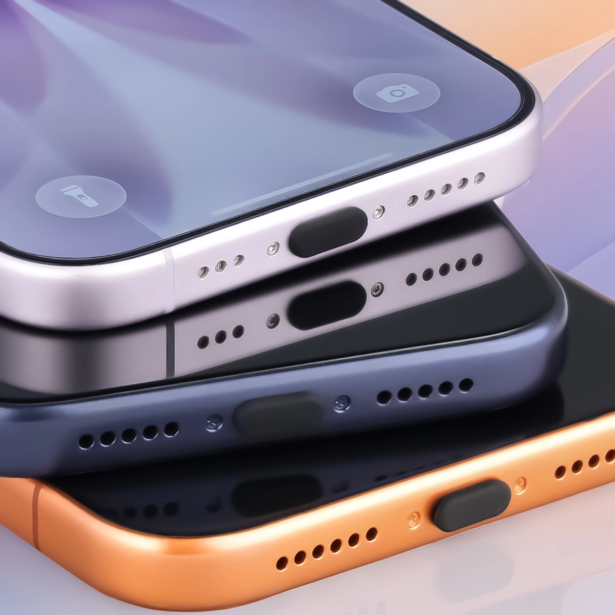 Zaślepki portu USB-C Bizon Accessories Dust Plug włożone w telefony