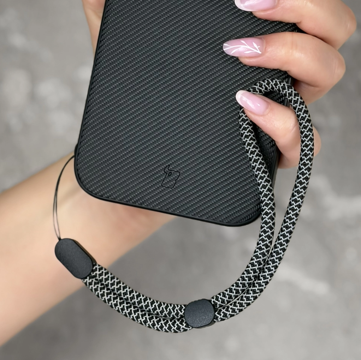 Nylonowa smyczka dołączona do etui Bizon Case CarbO do Apple iPhone 16