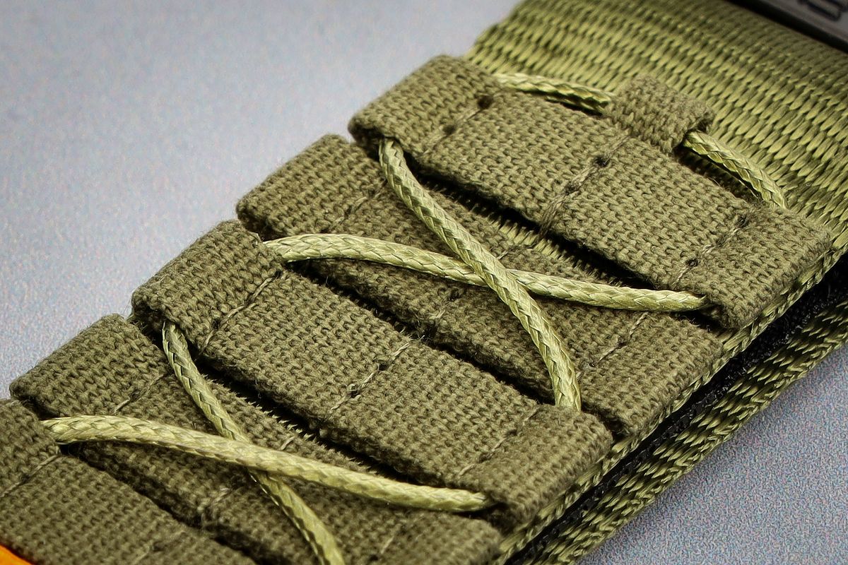 Zbliżenie na materiał paska Bizon Strap Watch Adventure