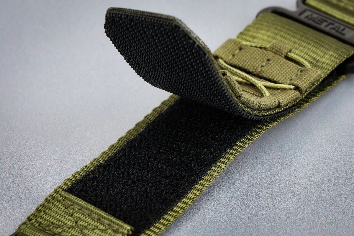Zbliżenie na rzep w pasku Bizon Strap Watch Adventure