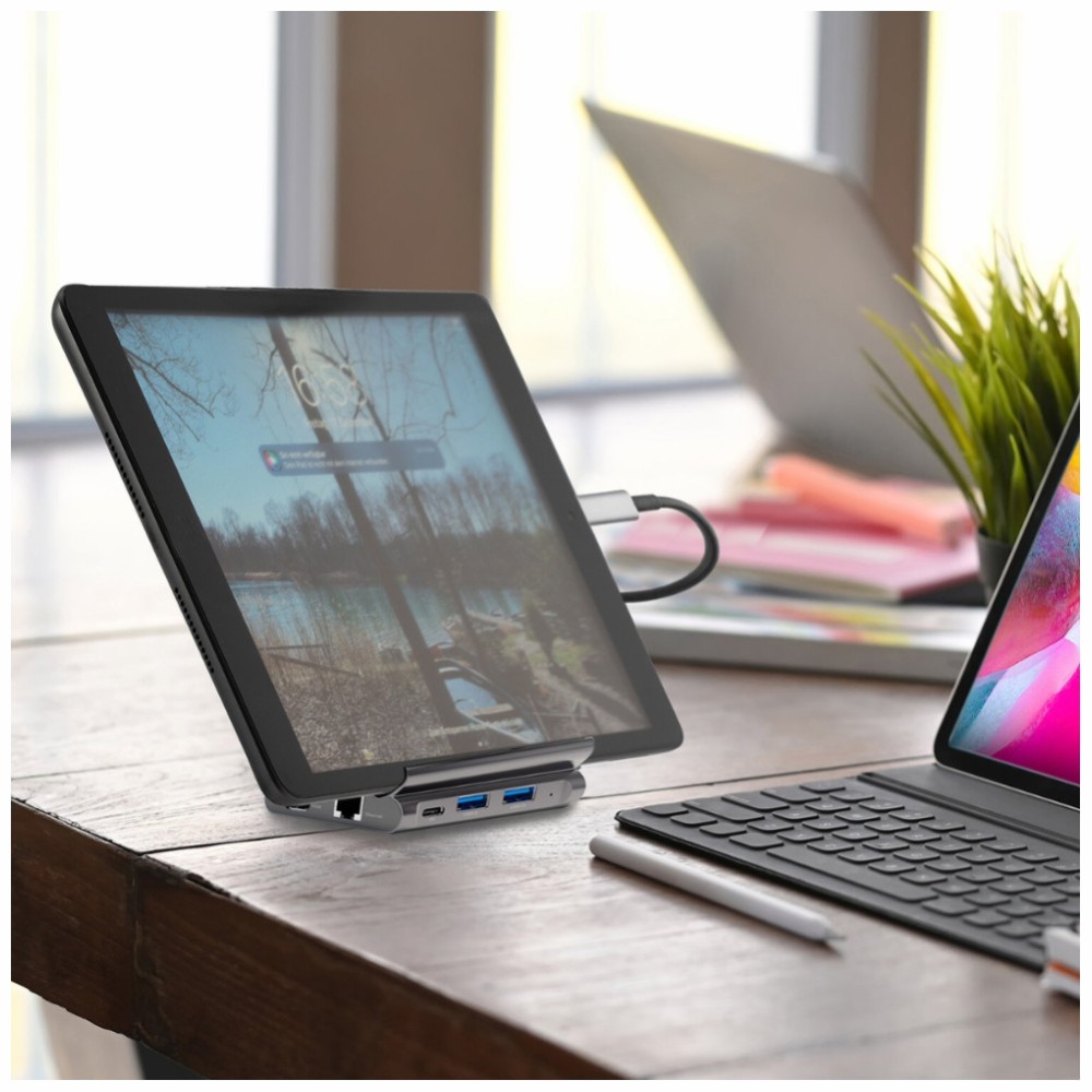Tablet ustawiony na stacji dokującej 4smarts z hubem USB-C i dodatkowymi portami