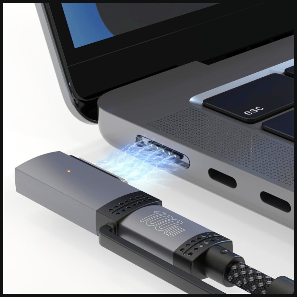 Zbliżenie na magnetyczne złącze kabla 4smarts USB-C 100 W przy porcie laptopa