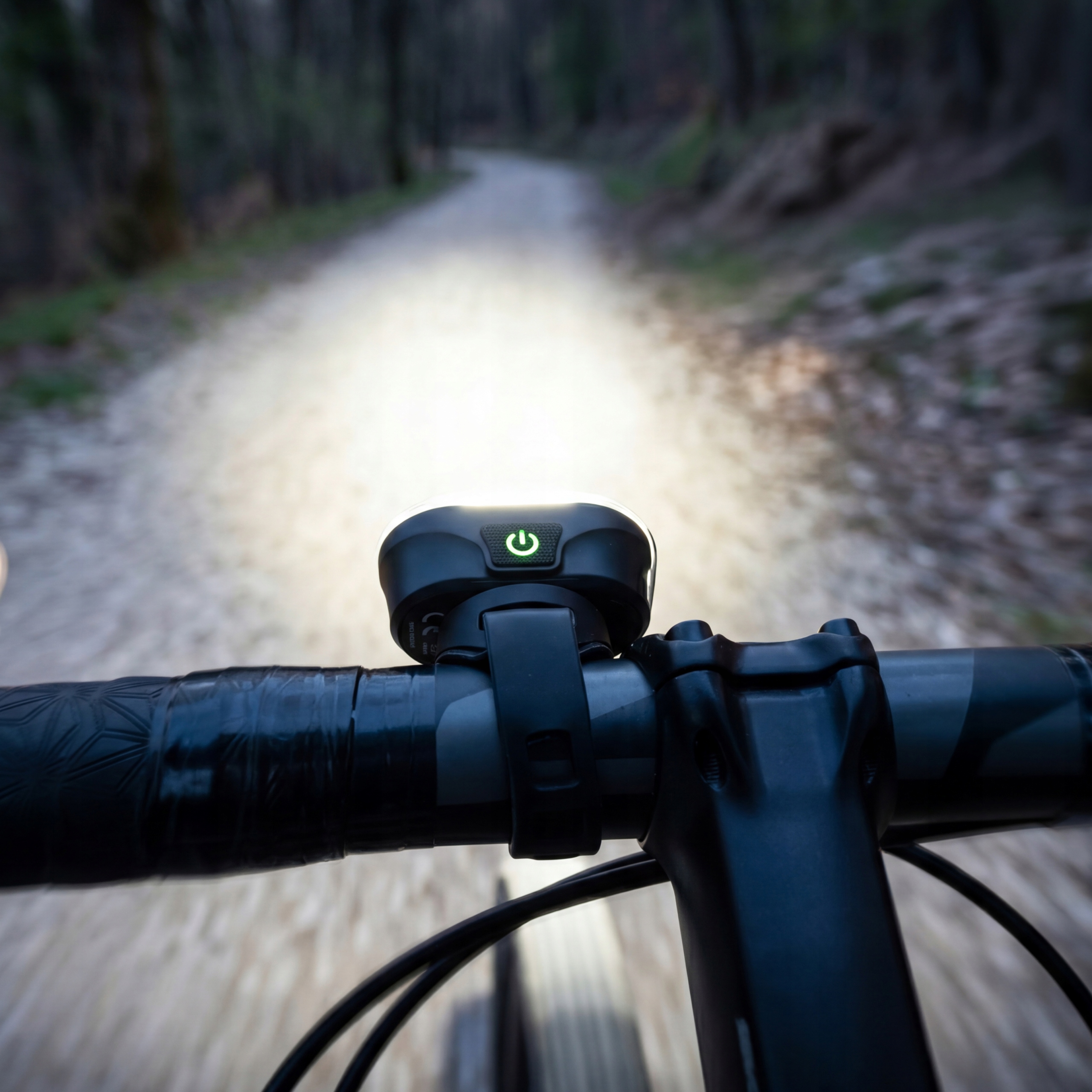 Przednia lampka rowerowa Vayox VAF300 300lm LED zamontowana na kierownicy roweru
