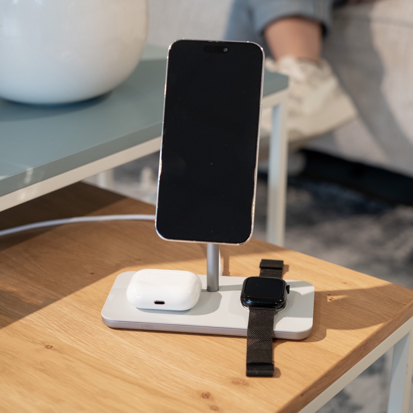 Ładowanie Apple Watch 5 W MFi w podstawce LINQ powered by XTORM 3in1 Qi2 Wireless Charging Stand