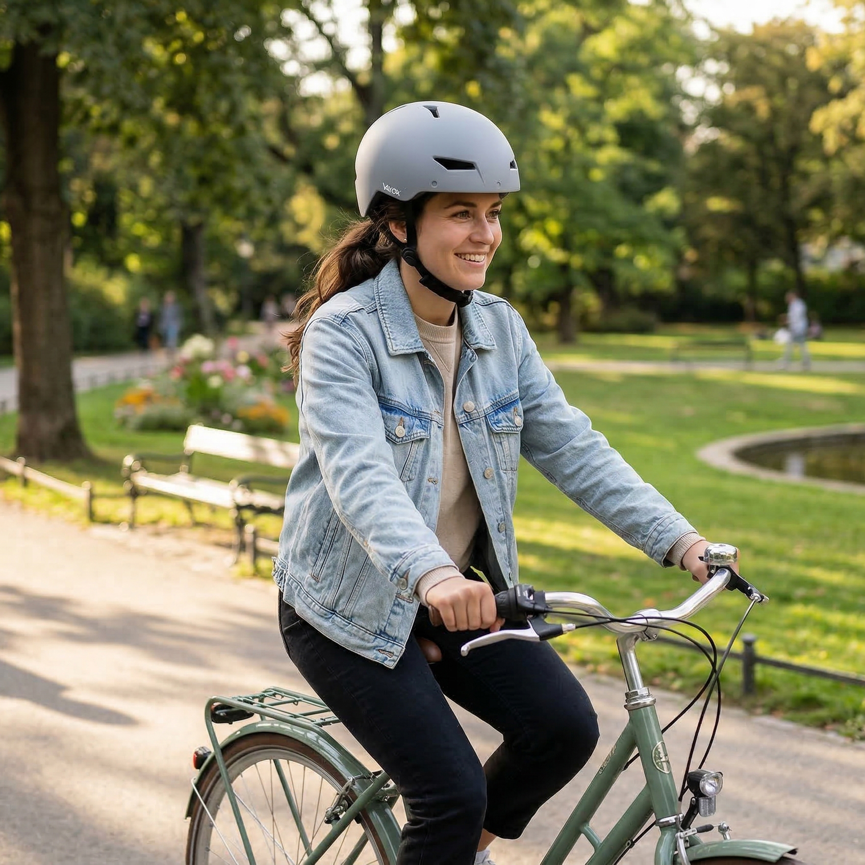 Czarny kask orzeszek Vayox Street na rower i hulajnogę