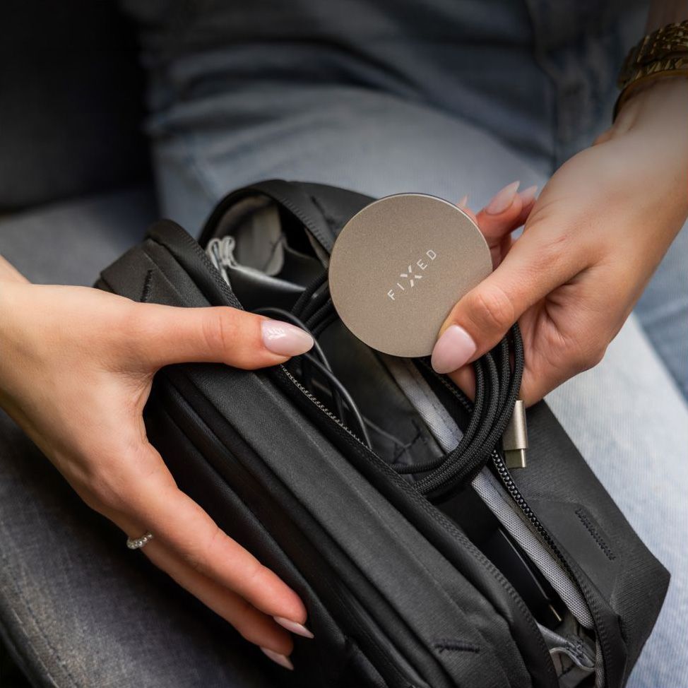 Ładowarka indukcyjna Fixed MagPad Slim, Qi2 15W do MagSafe, tytanowo-czarna. Szybka ładowarka, design minimalistyczny, stylowy.