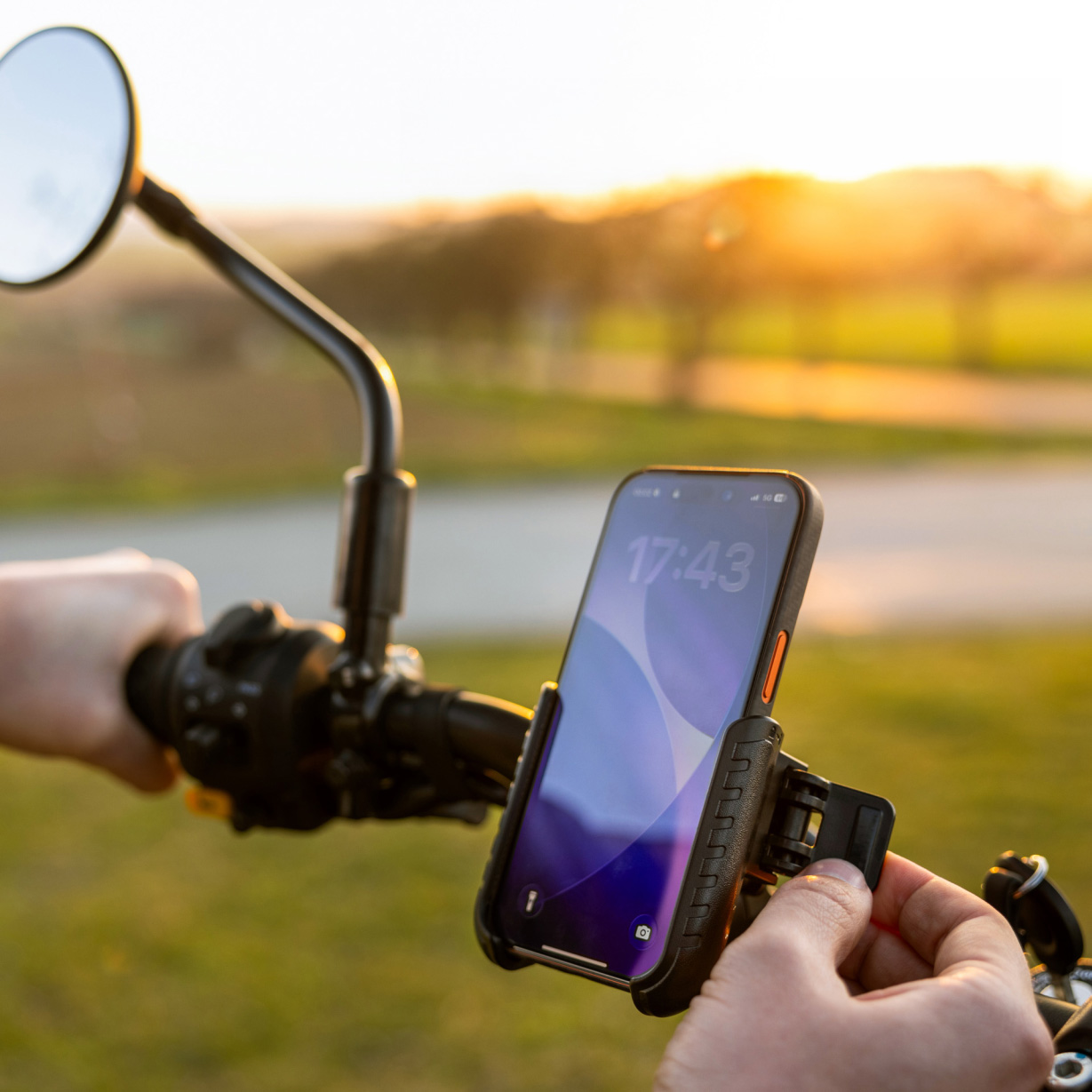 Uniwersalny uchwyt Bikee Anti-Shock na kierownicę roweru i motocykla firmy Fixed, czarny.