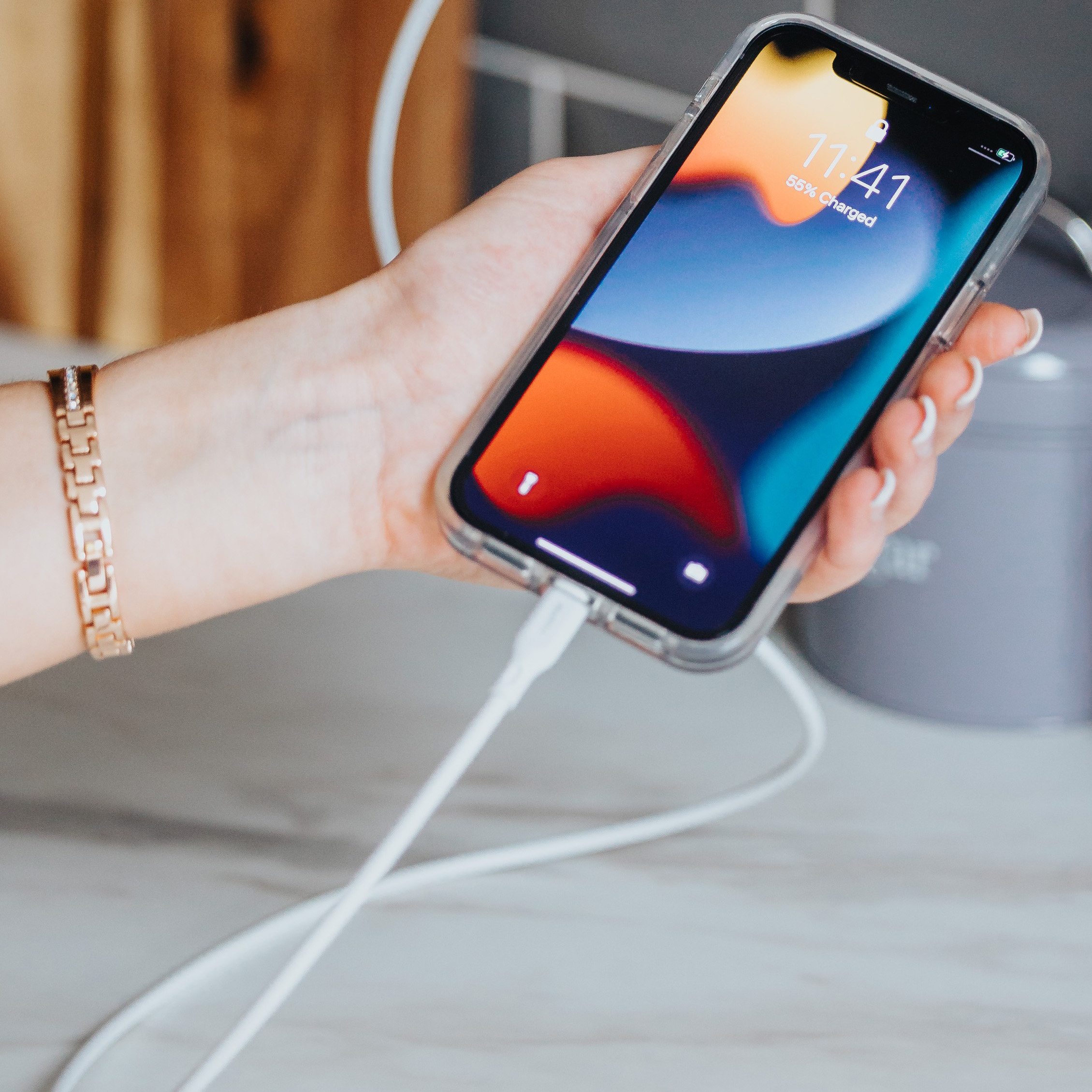 Kabel Mophie Essentials USB-A - USB-C 1m w użyciu