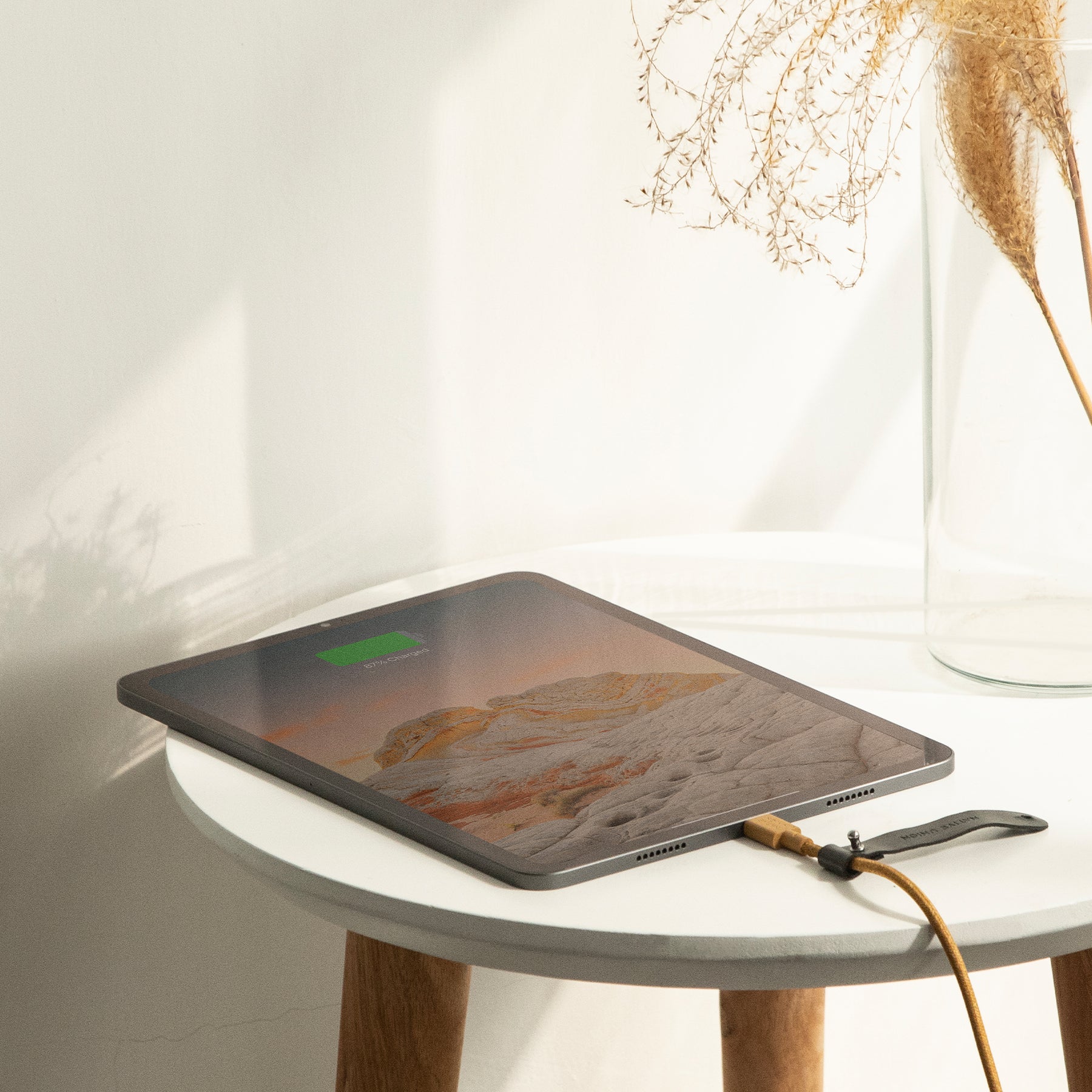 Kabel USB-C Belt Cable 1,2 m z paskiem skórzanym ułatwiającym przenoszenie