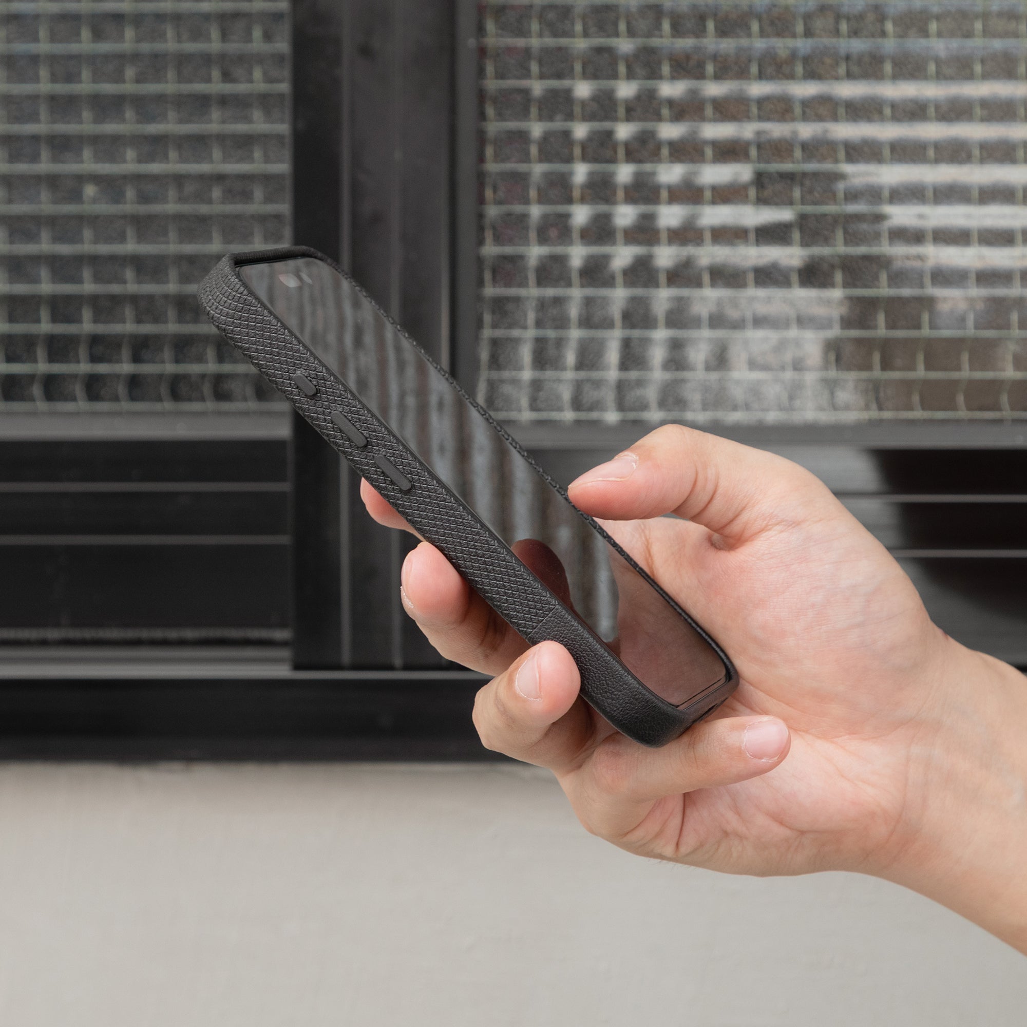 Ochronne właściwości etui Native Union (Re)Classic Case do iPhone 17 Pro, czarne