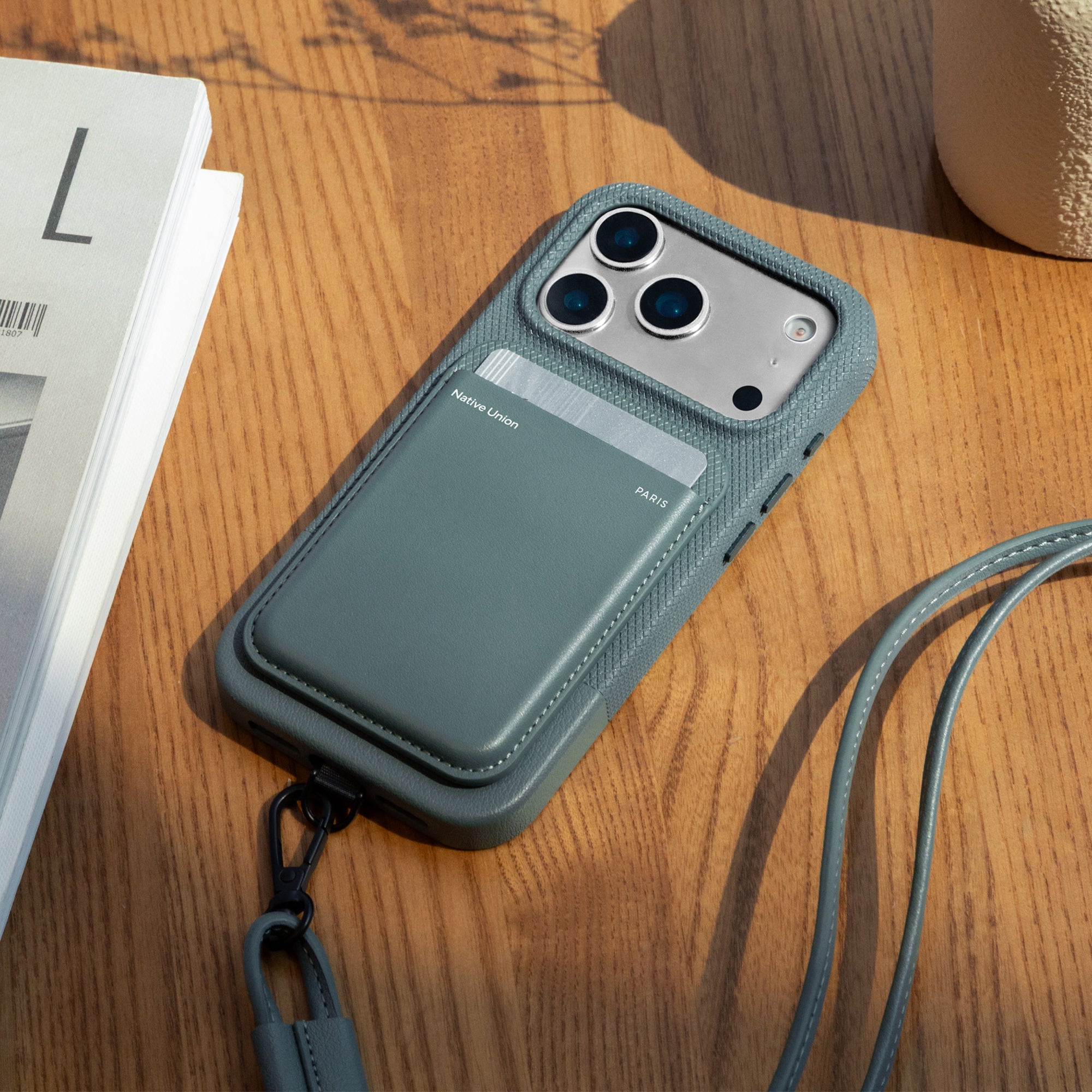 Nowoczesny design etui Native Union (Re)Classic Case do iPhone 17 Pro Max, zielone