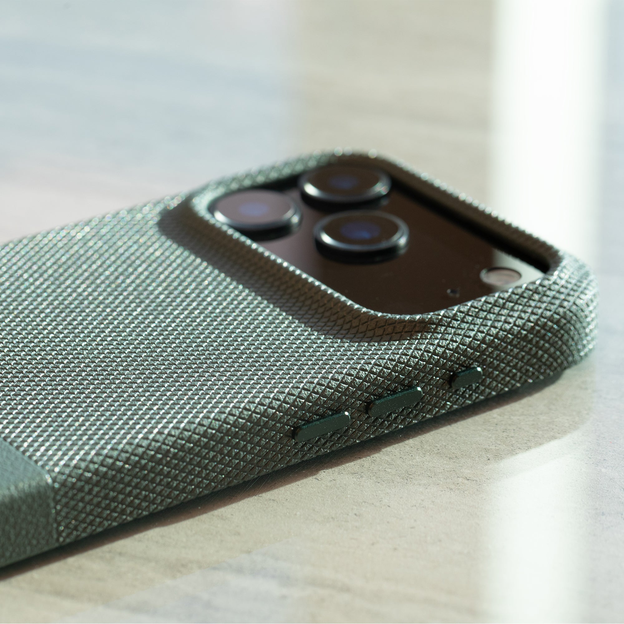 Ochronne właściwości etui Native Union (Re)Classic Case do iPhone 17 Pro Max, zielone