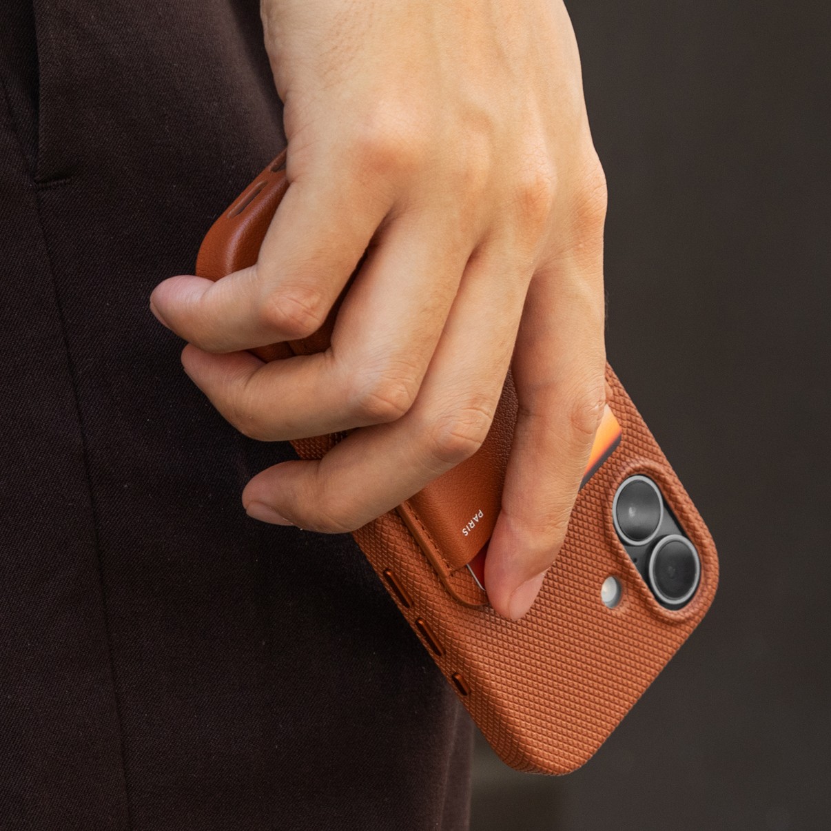 Ochronne właściwości etui Native Union (Re)Classic Case do iPhone 17, brązowe