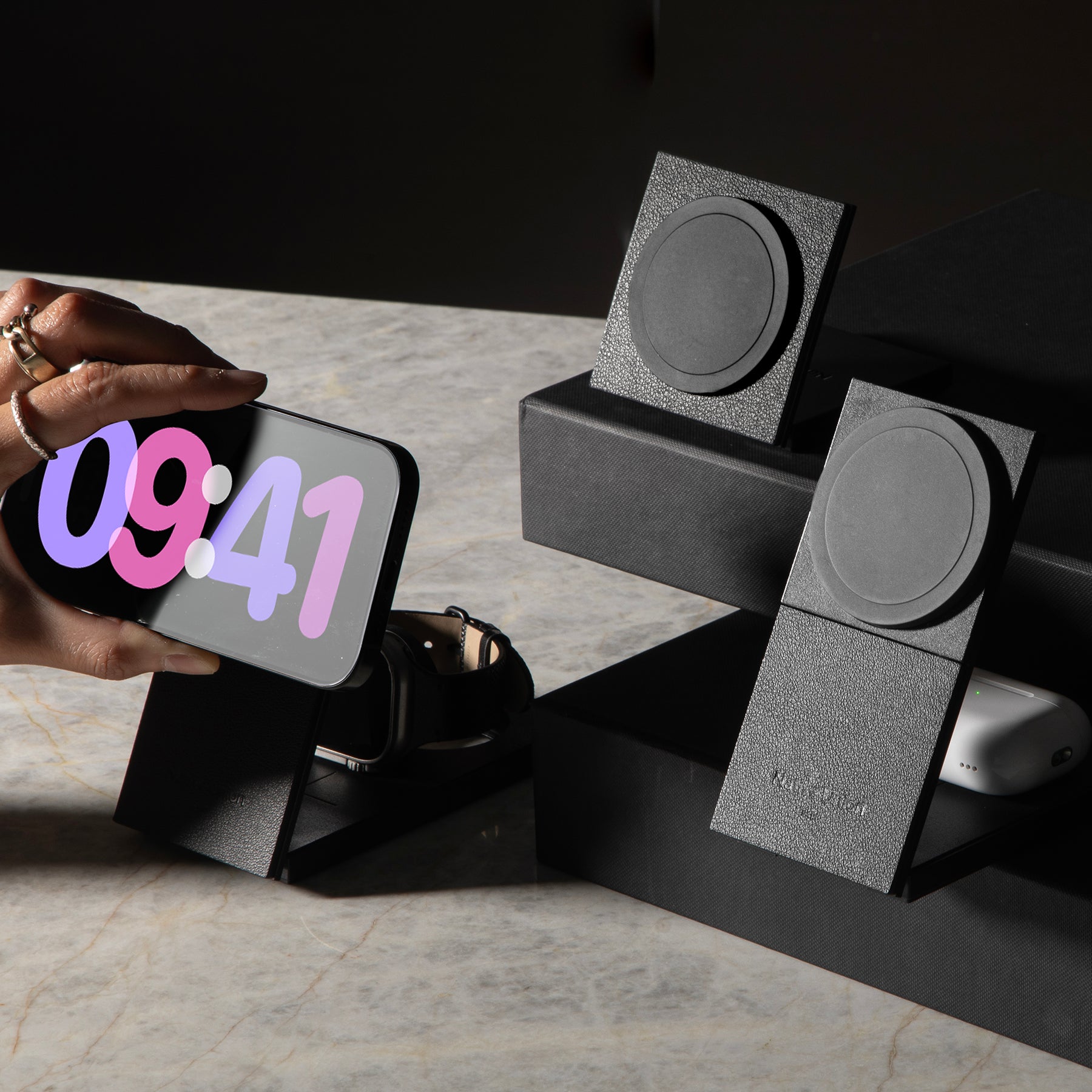 Rise 3-in-1 Magnetic Wireless Charger czarna ładowanie trzech urządzeń jednocześnie
