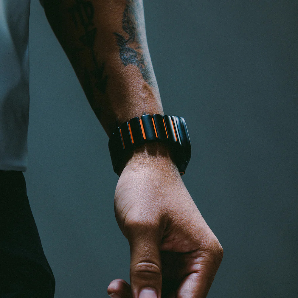 Nomad Stratos Band, elastyczny pasek z tytanu do Apple Watch, komfortowy, czarny z pomarańczowym akcentem