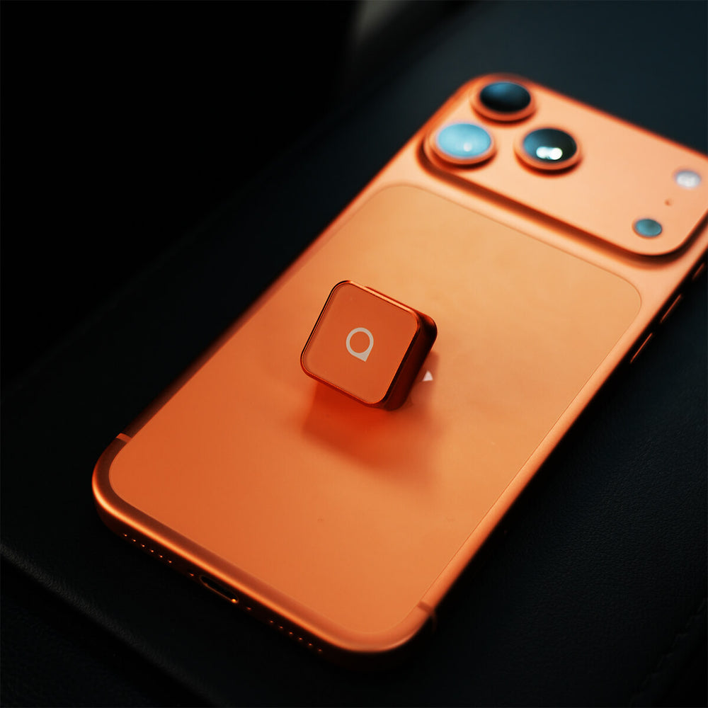 Podłączanie adaptera Ottocast Mini Cube do portu USB w samochodzie
