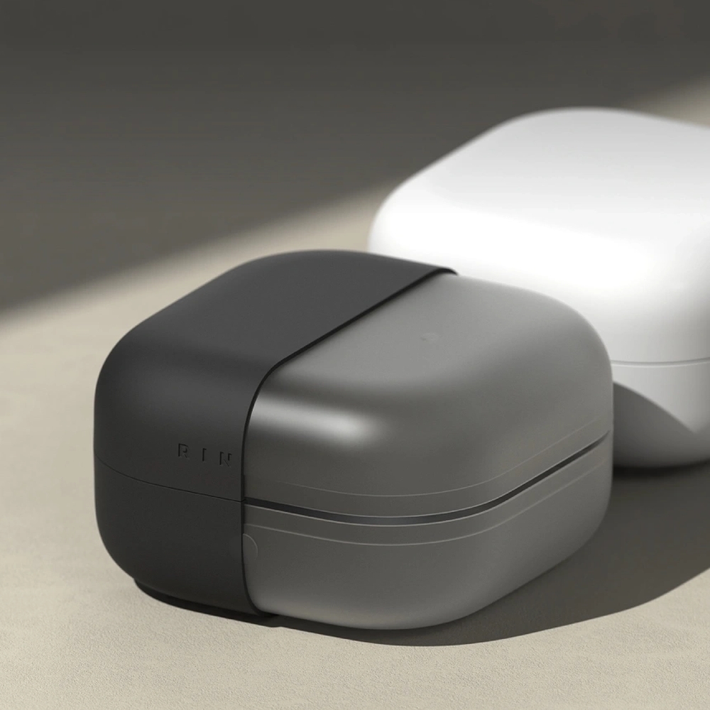 Etui Ringke Silicone Case do Galaxy Buds 4 / 4 Pro, czarne. Wyposażono je w praktyczny karabińczyk, który umożliwia bezpieczne mocowanie do kluczy lub smyczy.
