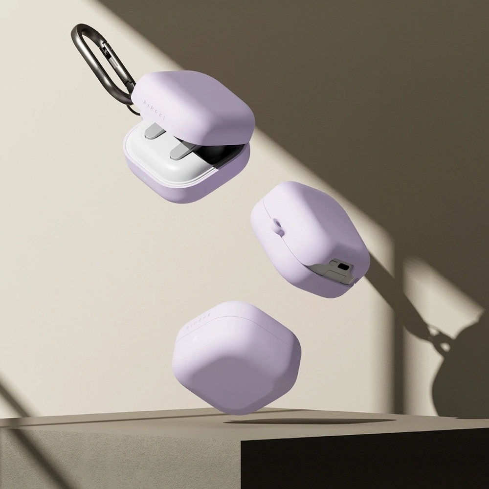 Etui Ringke Silicone Case do Galaxy Buds 4 / 4 Pro, lawendowe. Wyposażono je w praktyczny karabińczyk, który umożliwia bezpieczne mocowanie do kluczy lub smyczy.