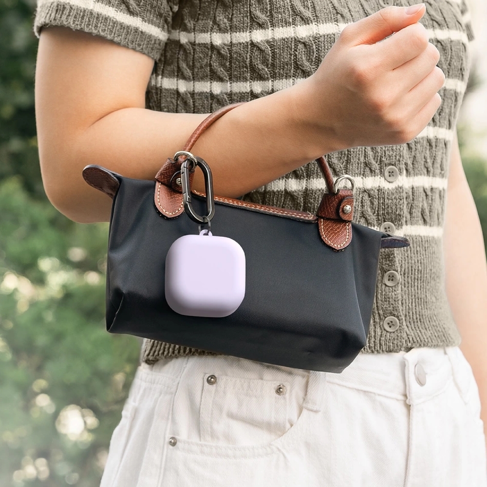 Etui Ringke Silicone Case do Galaxy Buds 4 / 4 Pro, lawendowe. Wyposażono je w praktyczny karabińczyk, który umożliwia bezpieczne mocowanie do kluczy lub smyczy.