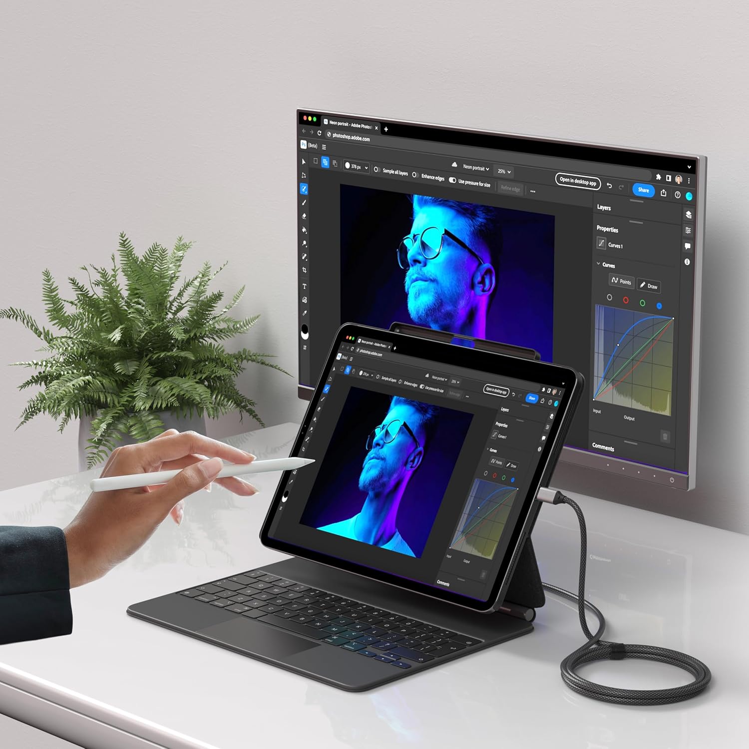 Kabel USB-C – HDMI 2.1 Satechi podłączony do monitora